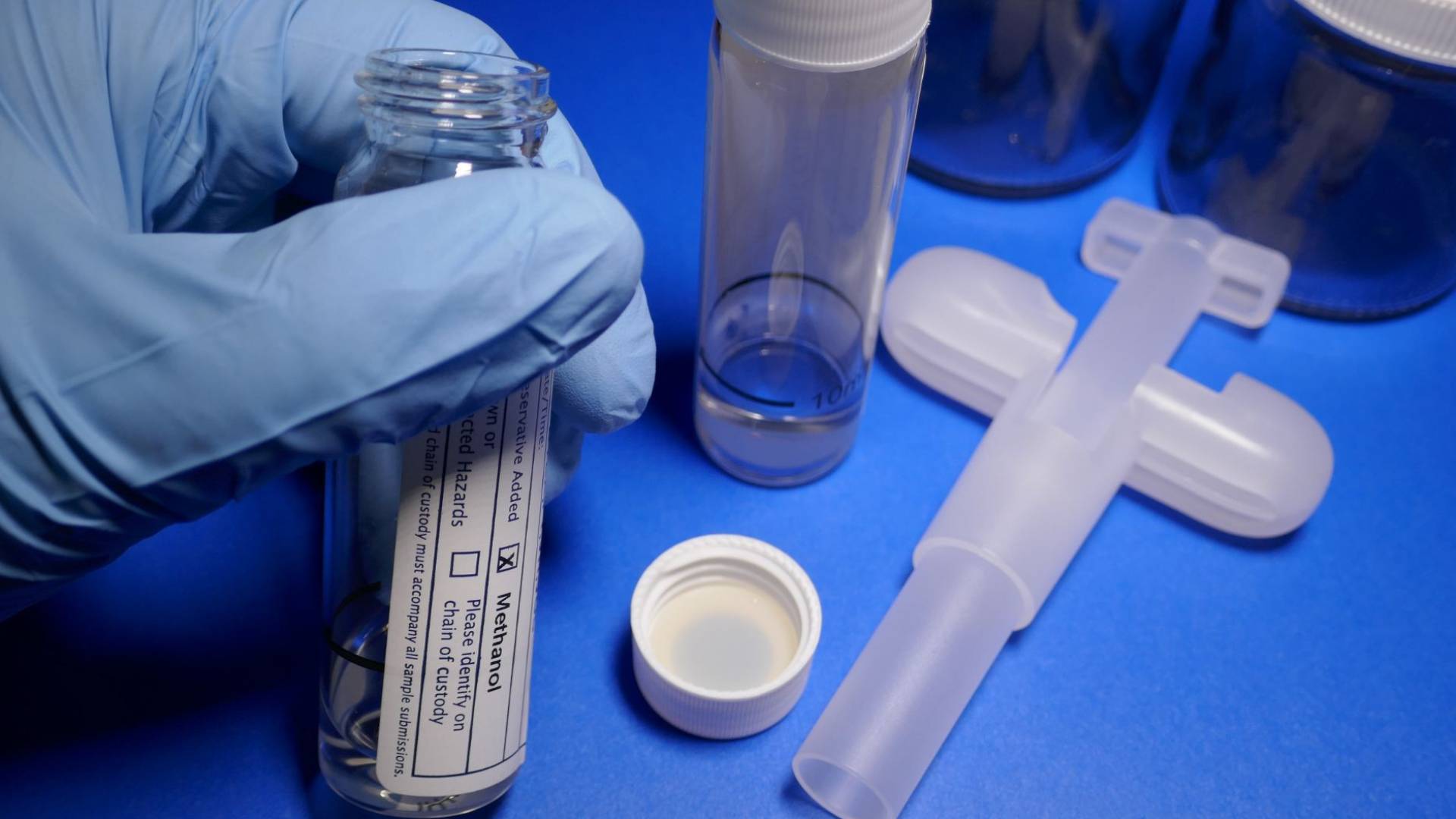 صورة تعبر عن فحص كحول "الميثانول"