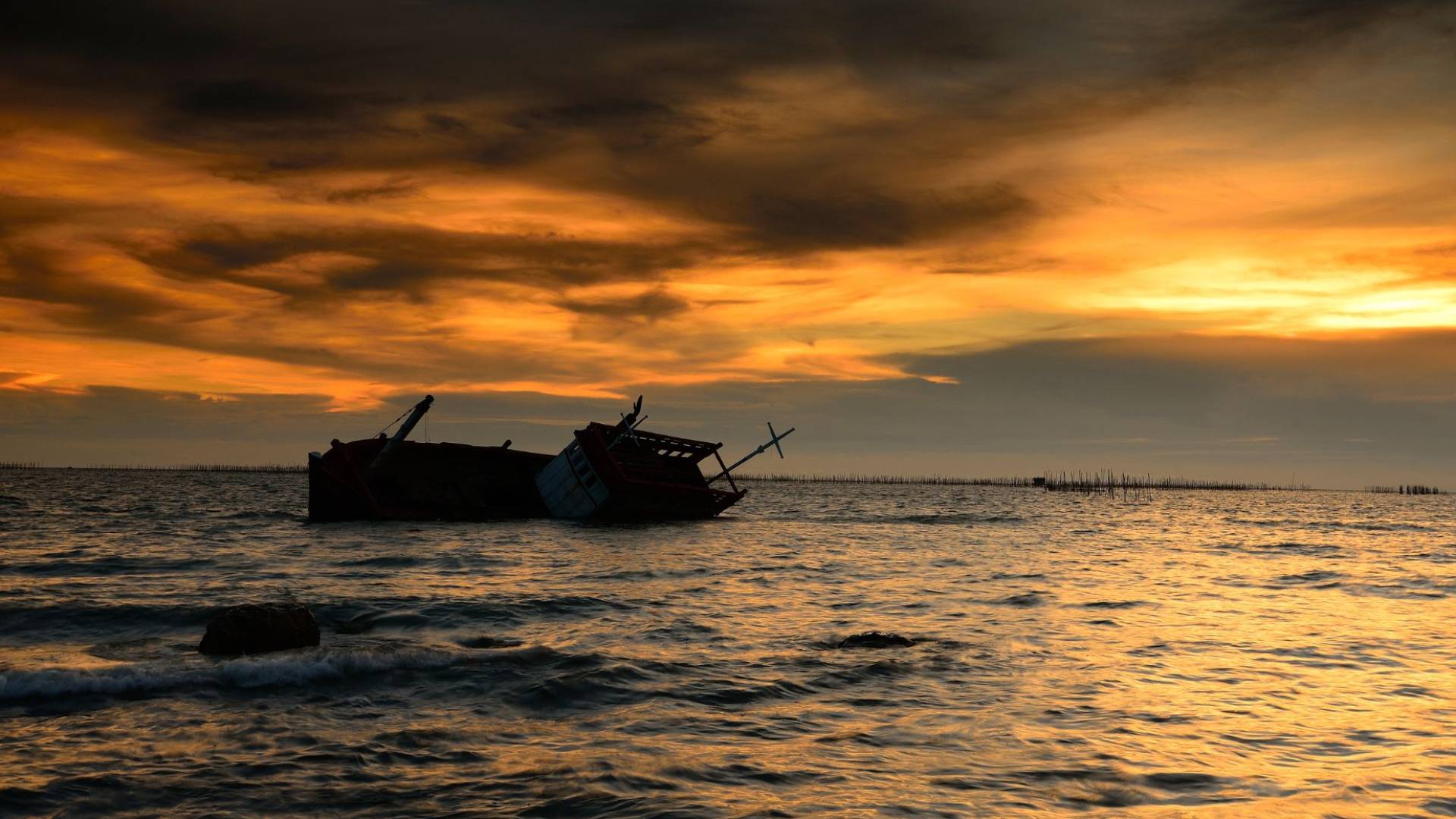 انقلاب بارجة في البحر "تعبيرية"
