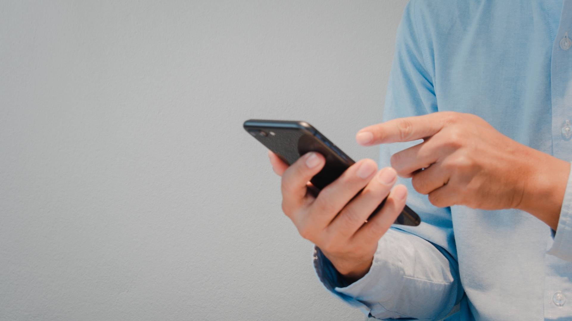 شخص يستخدم هاتف خلوي