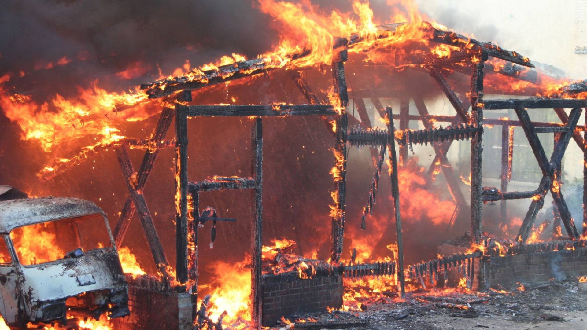 صورة تعبر عن حريق بمنزل