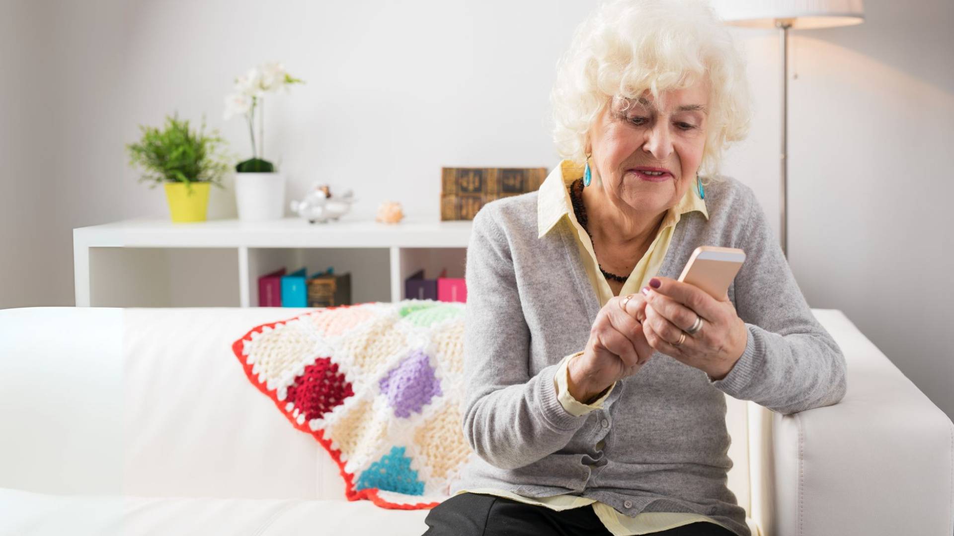 سيدة تستخدم هاتف ذكي