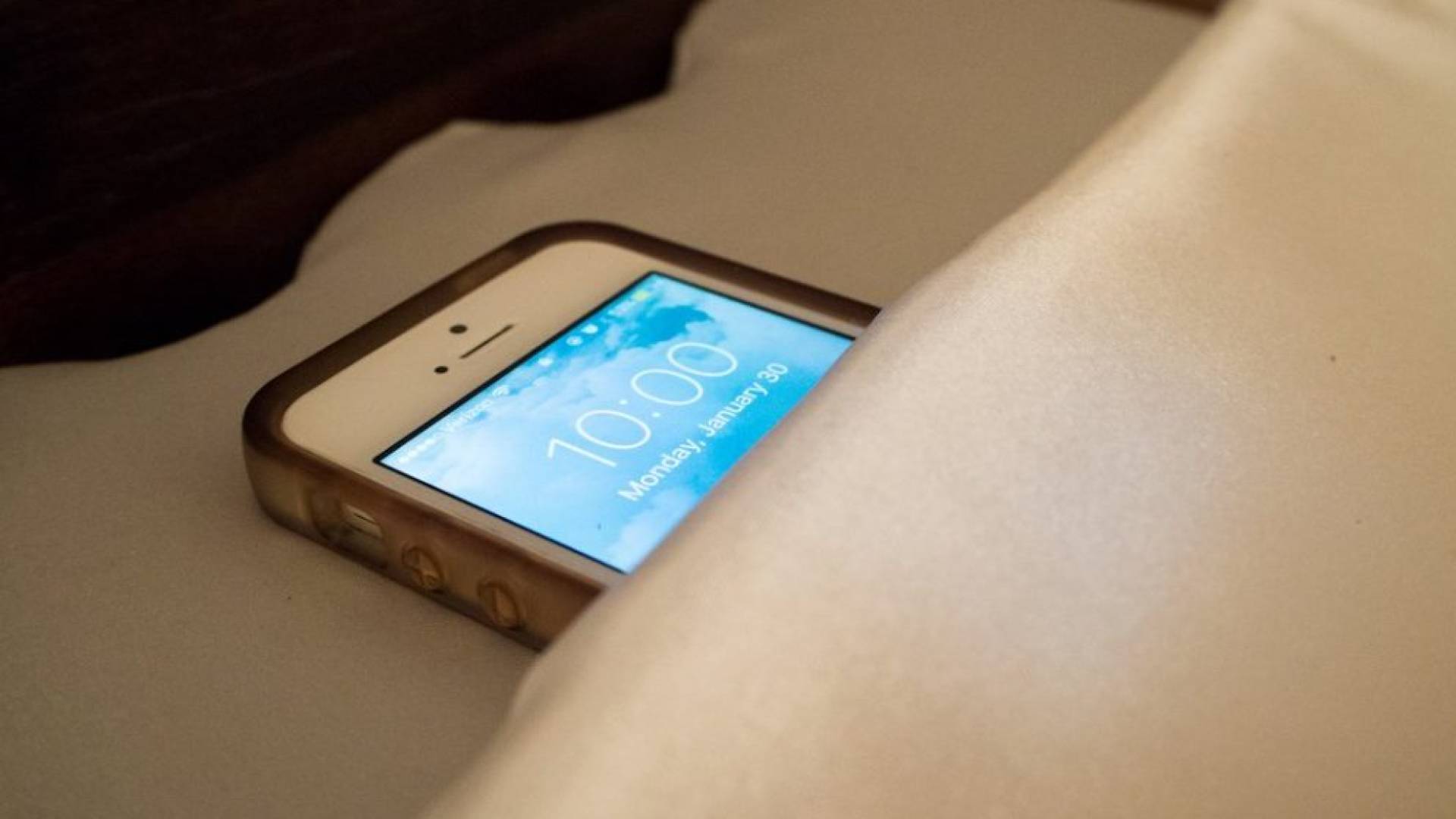 شحن الهاتف تحت الوسادة أثناء النوم