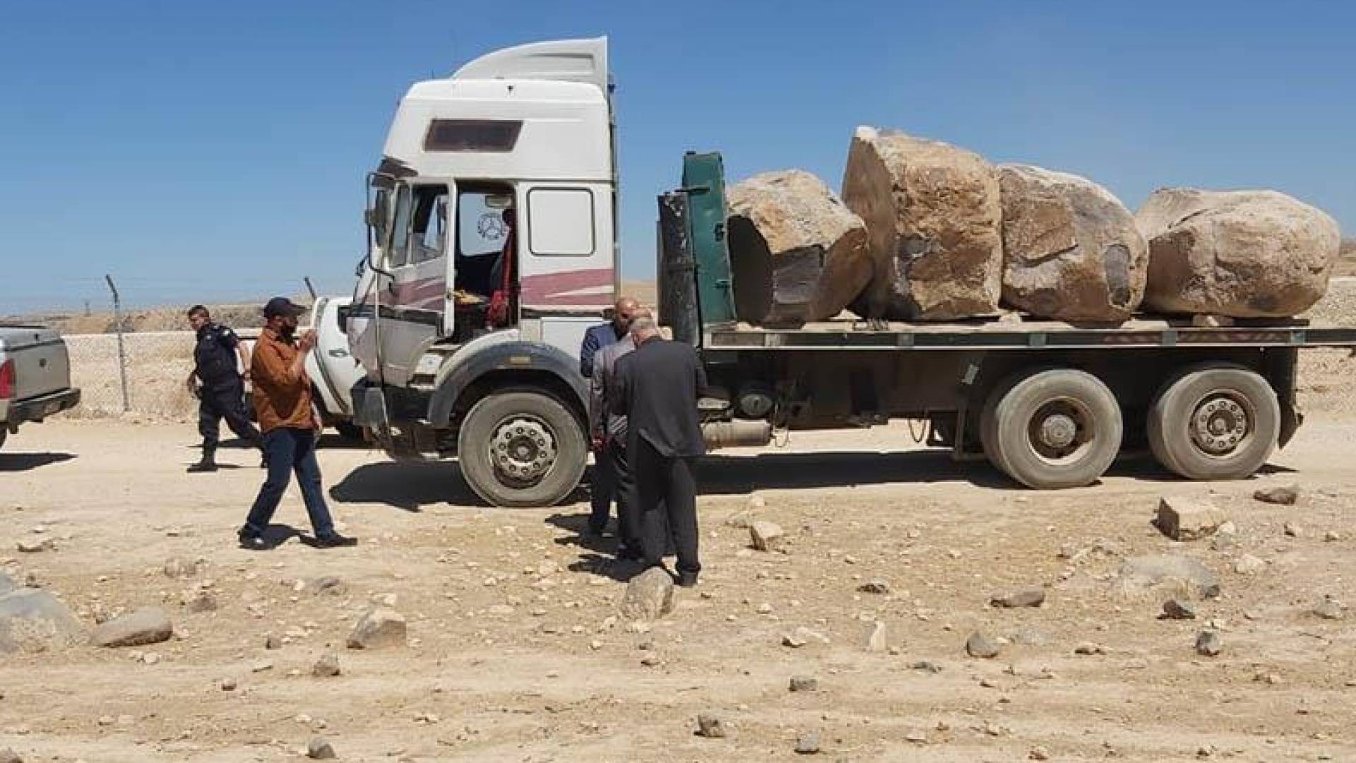 شاحنة محملة بصخور البازلت "أرشيفية"