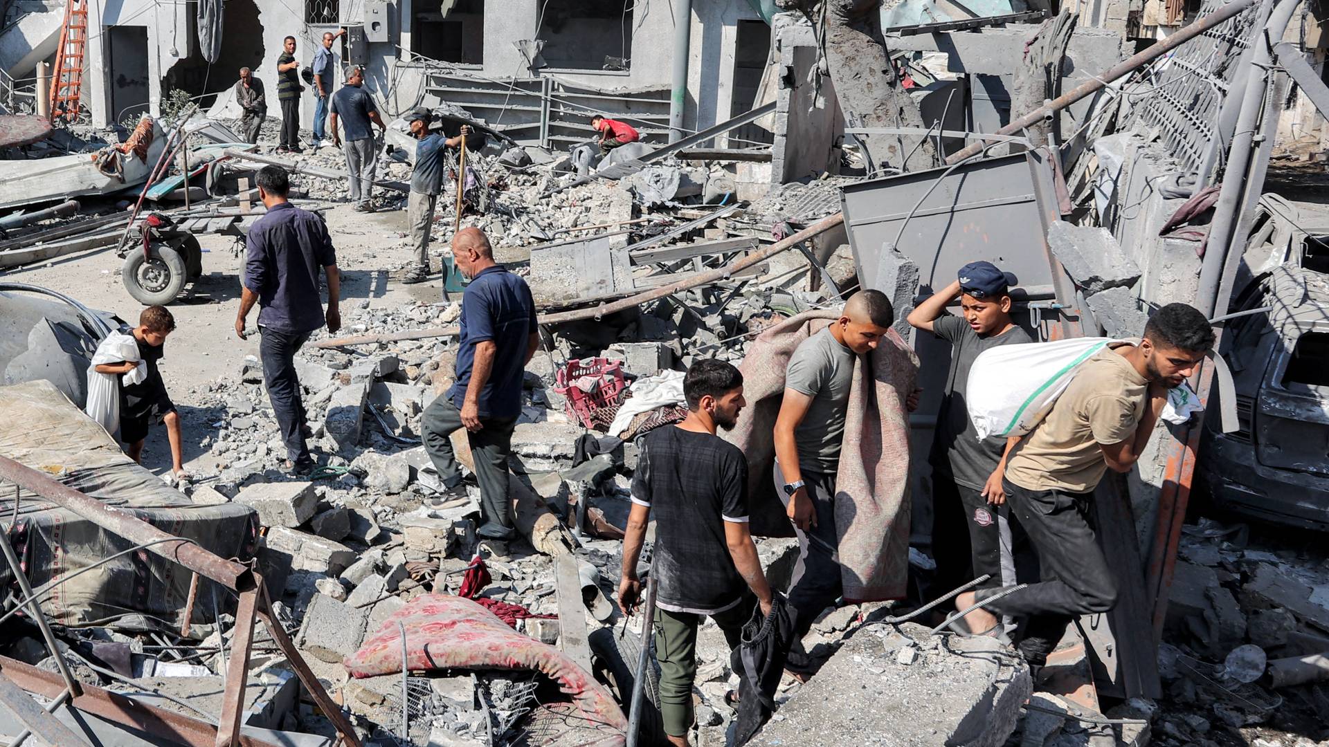 أشخاص بين الركام عقب ضربات للاحتلال الإسرائيلي على جباليا شمال قطاع غزة