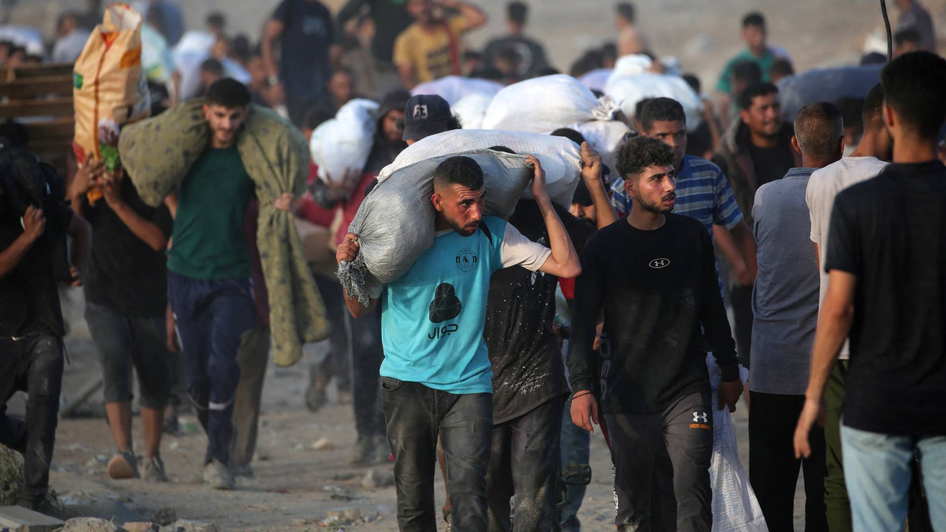 فلسطينيون في مواقع توزيع المساعدات