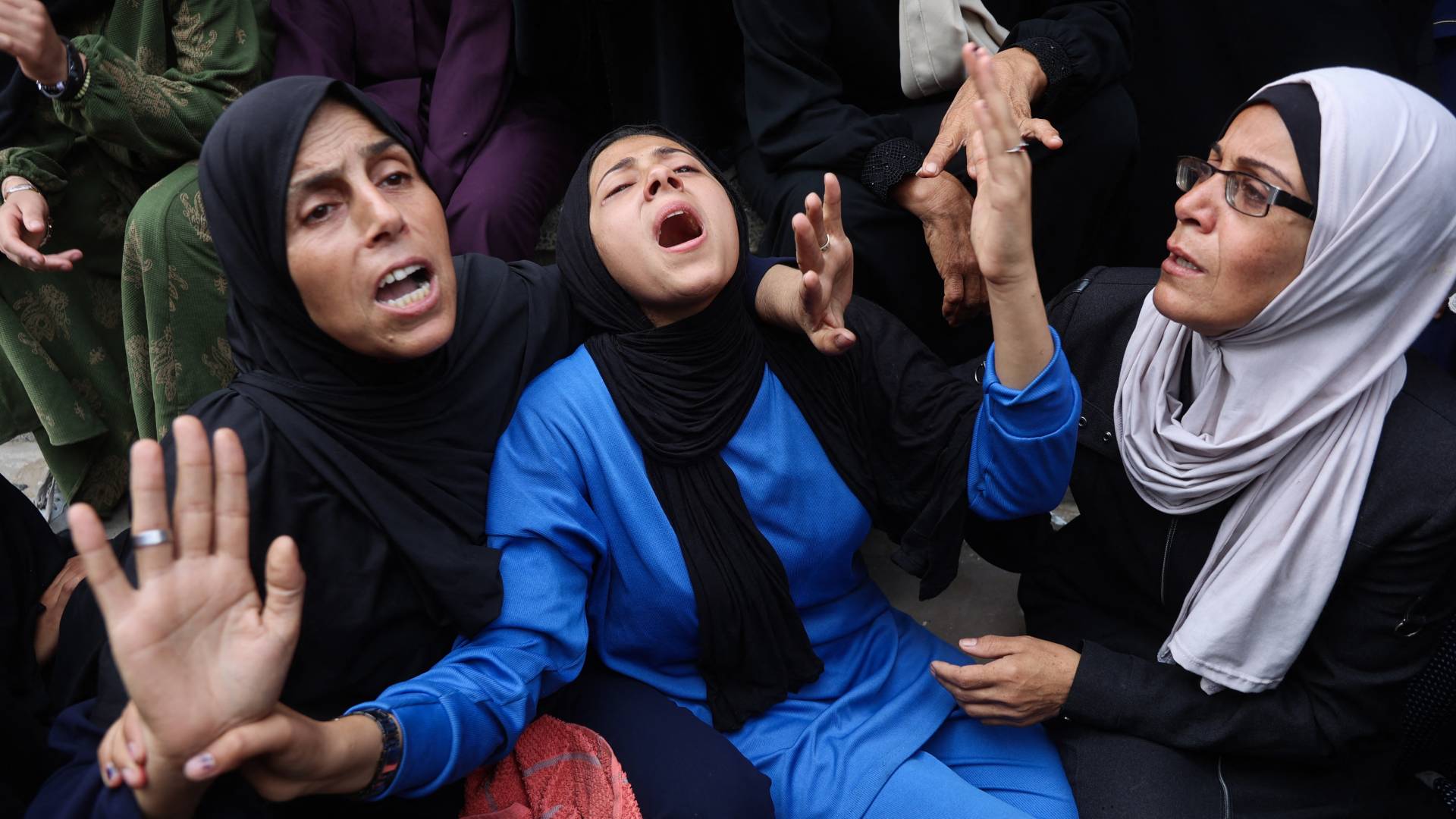 فلسطينية تبكي أحد أفراد عائلتها في غزة