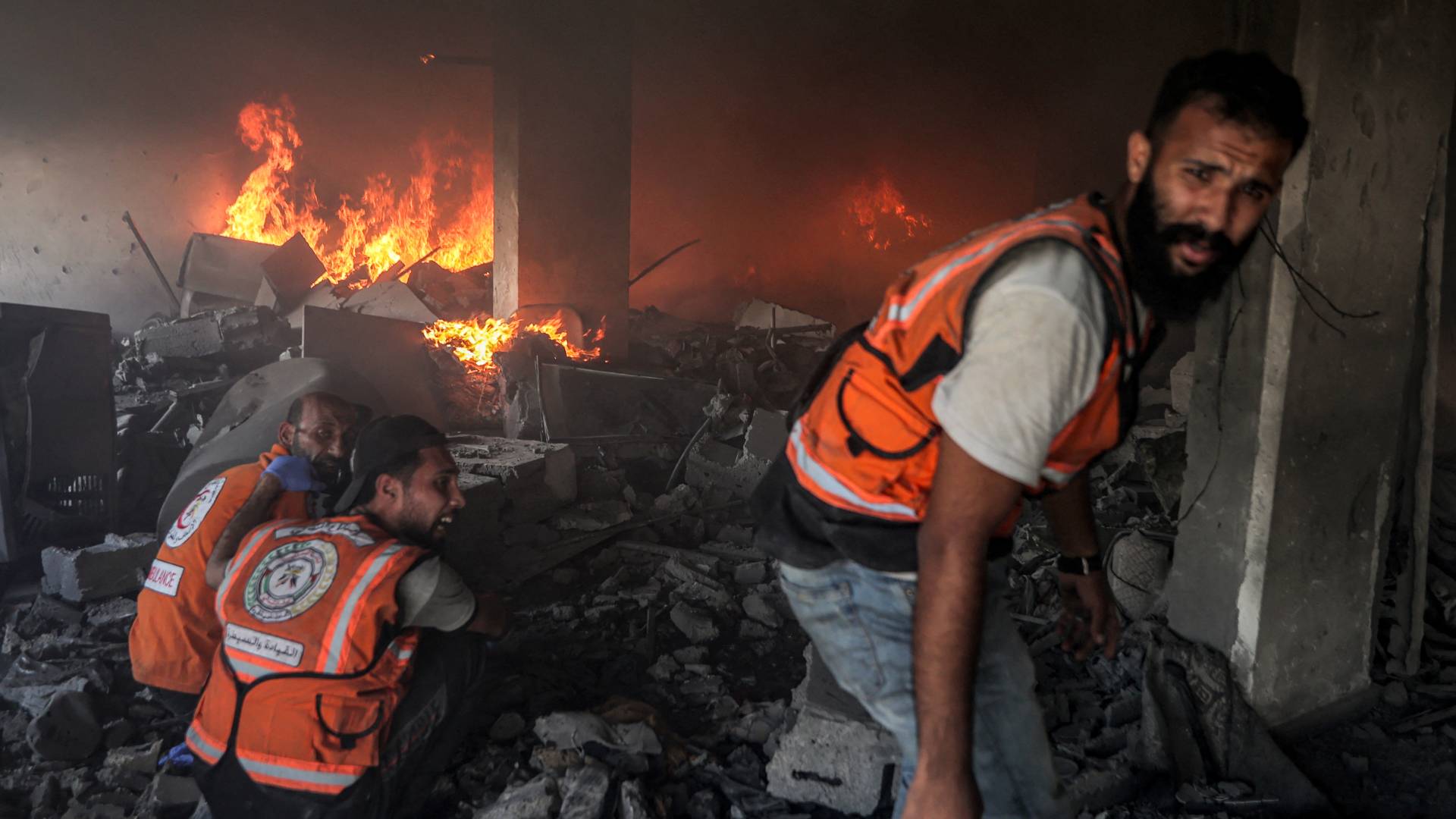 فرق الإنقاذ تحاول اطفاء النيران جراء قصف الاحتلال في غزة