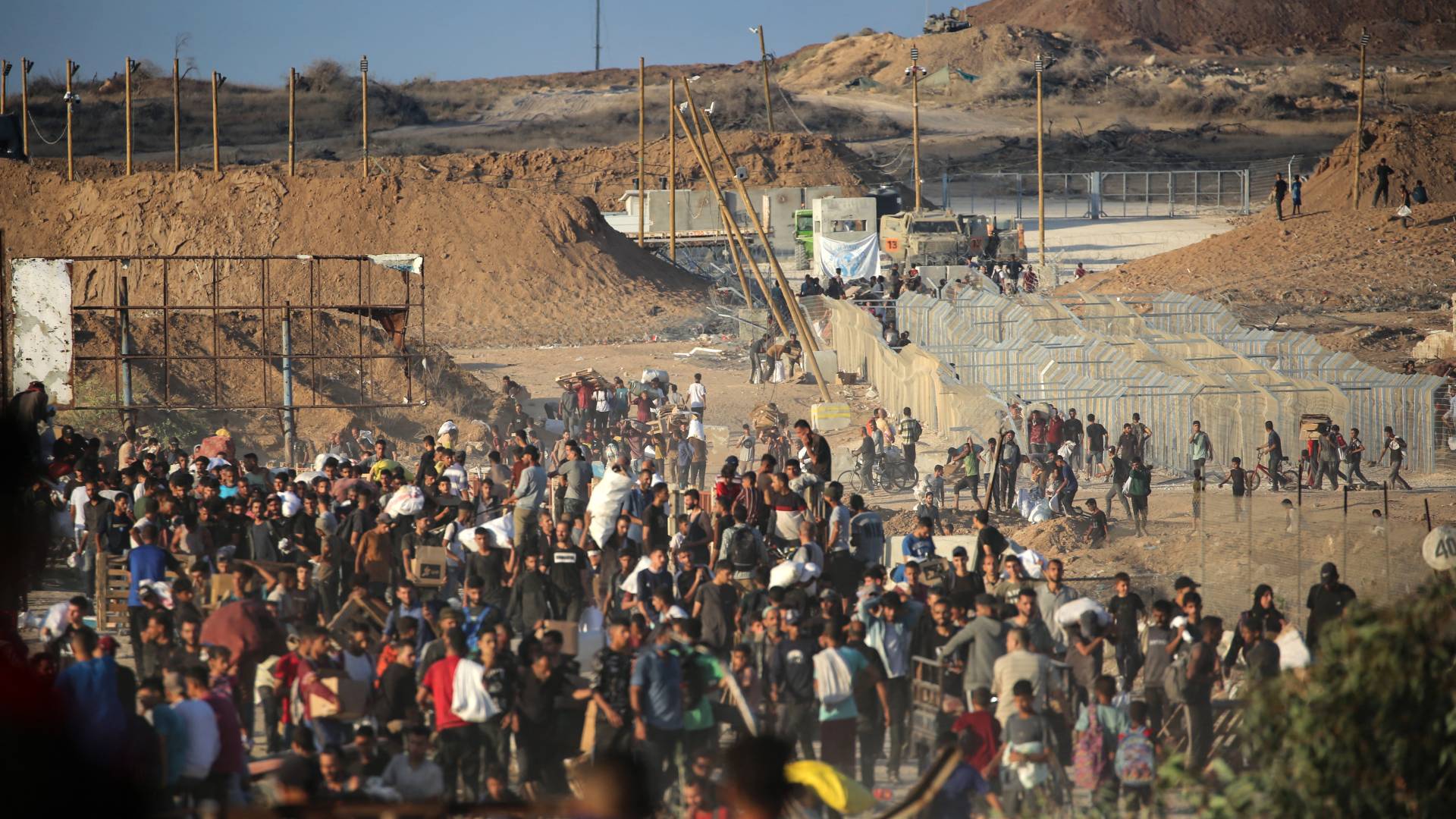 فلسطينيون عند نقطة توزيع مساعدات أقامتها "مؤسسة غزة الإنسانية" وسط قطاع غزة