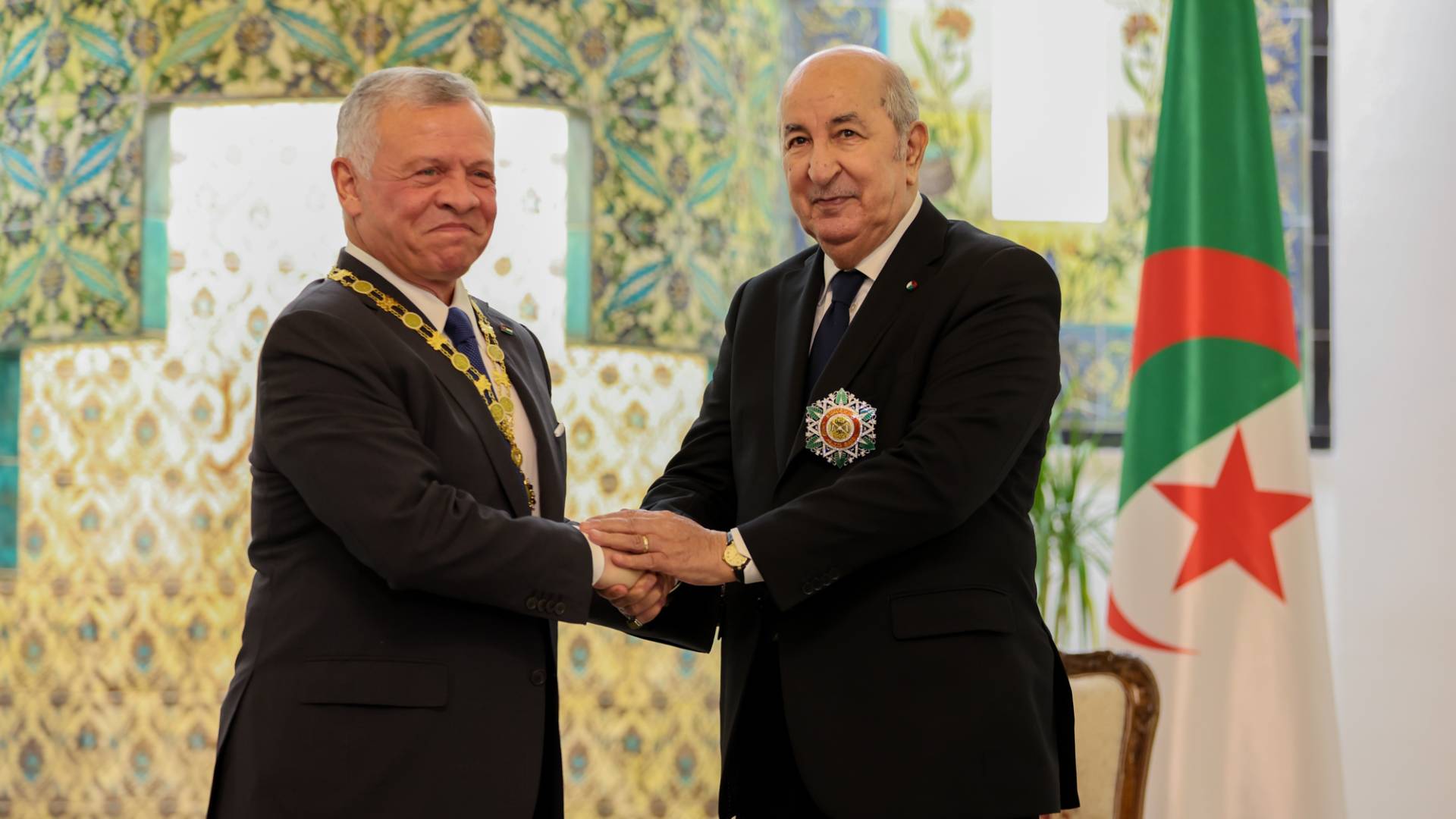 الملك يهنئ الرئيس الجزائري بعيد استقلال بلاده