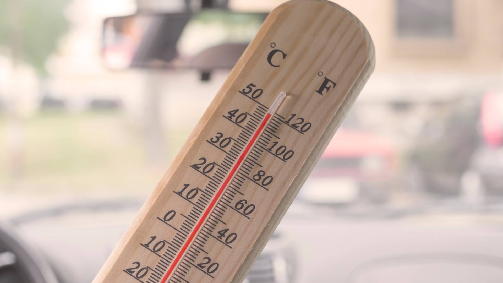 ميزان حرارة يشير إلى ارتفاع درجات الحرارة