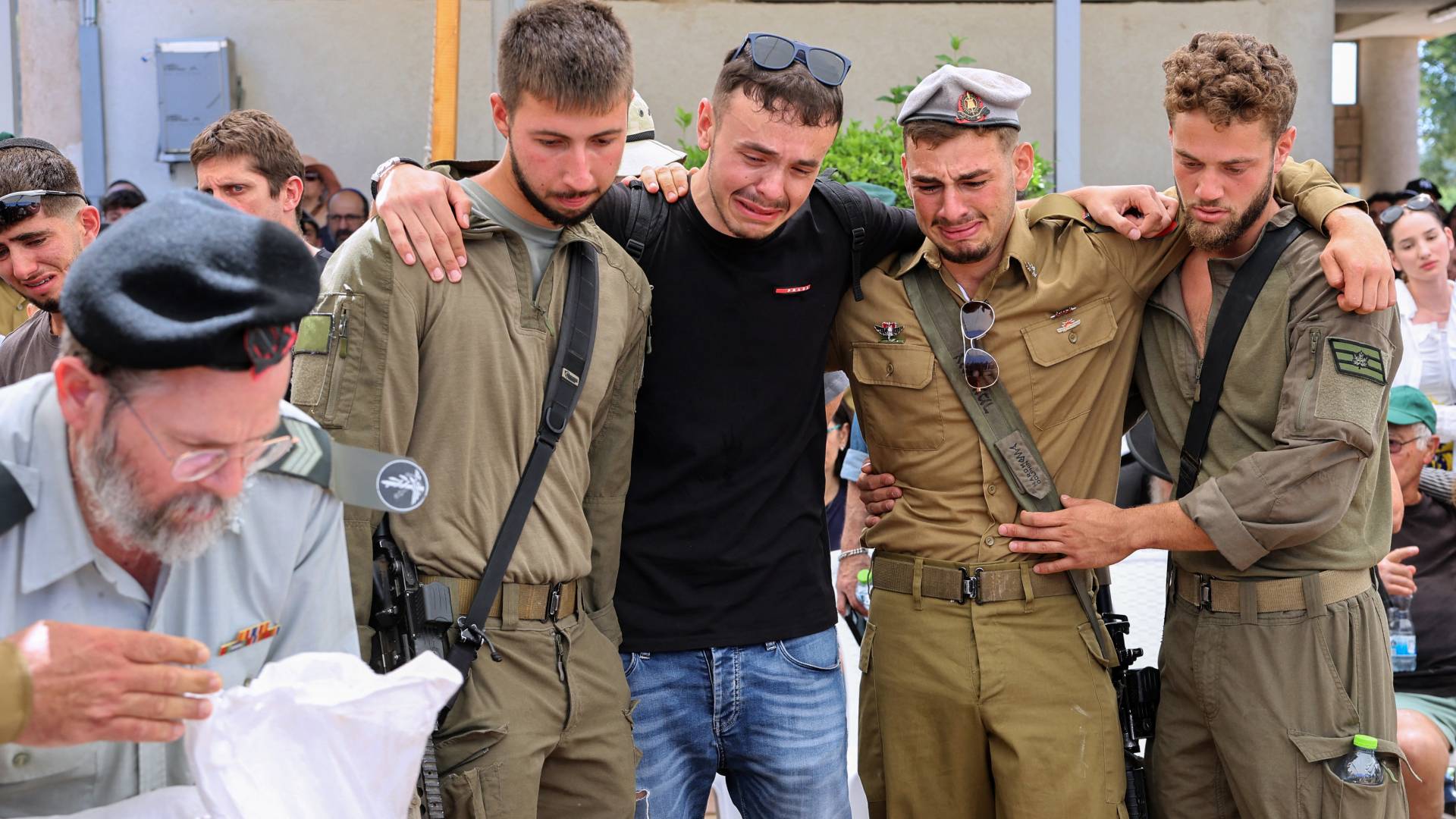 جنود من جيش الاحتلال يبكون