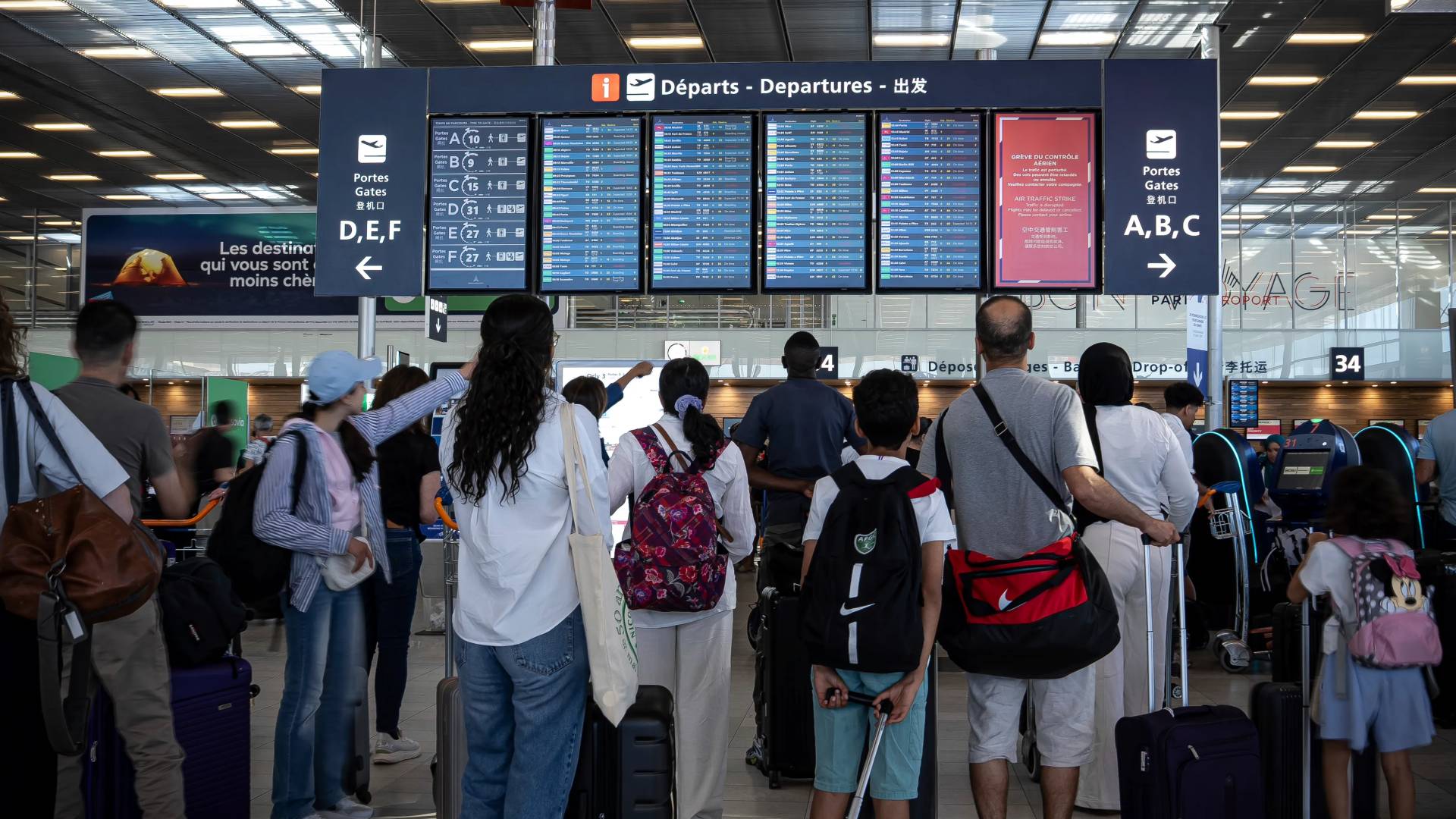 إضراب مراقبي الحركة الجوية يشل المطارات الفرنسية