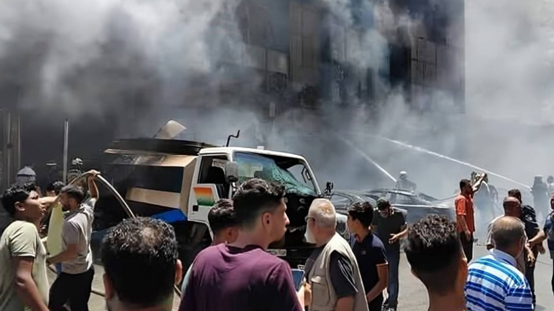 اندلاع حريق بمركز تجاري في حماة