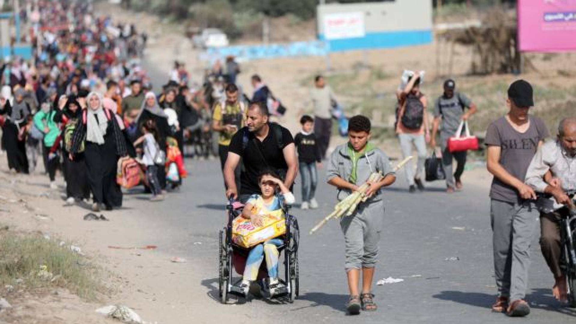 نزوح عائلات فلسطينية في غزة