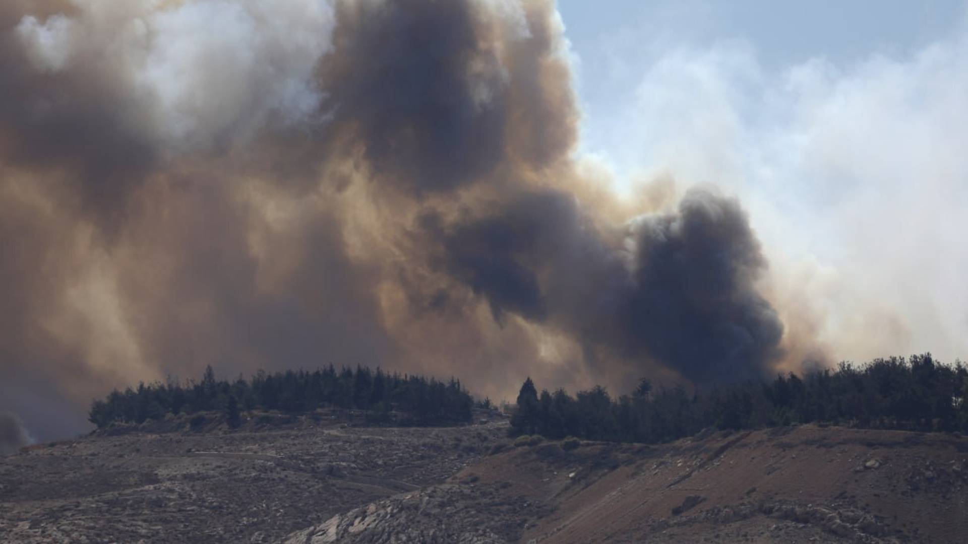 تصاعد أعمدة الدخان