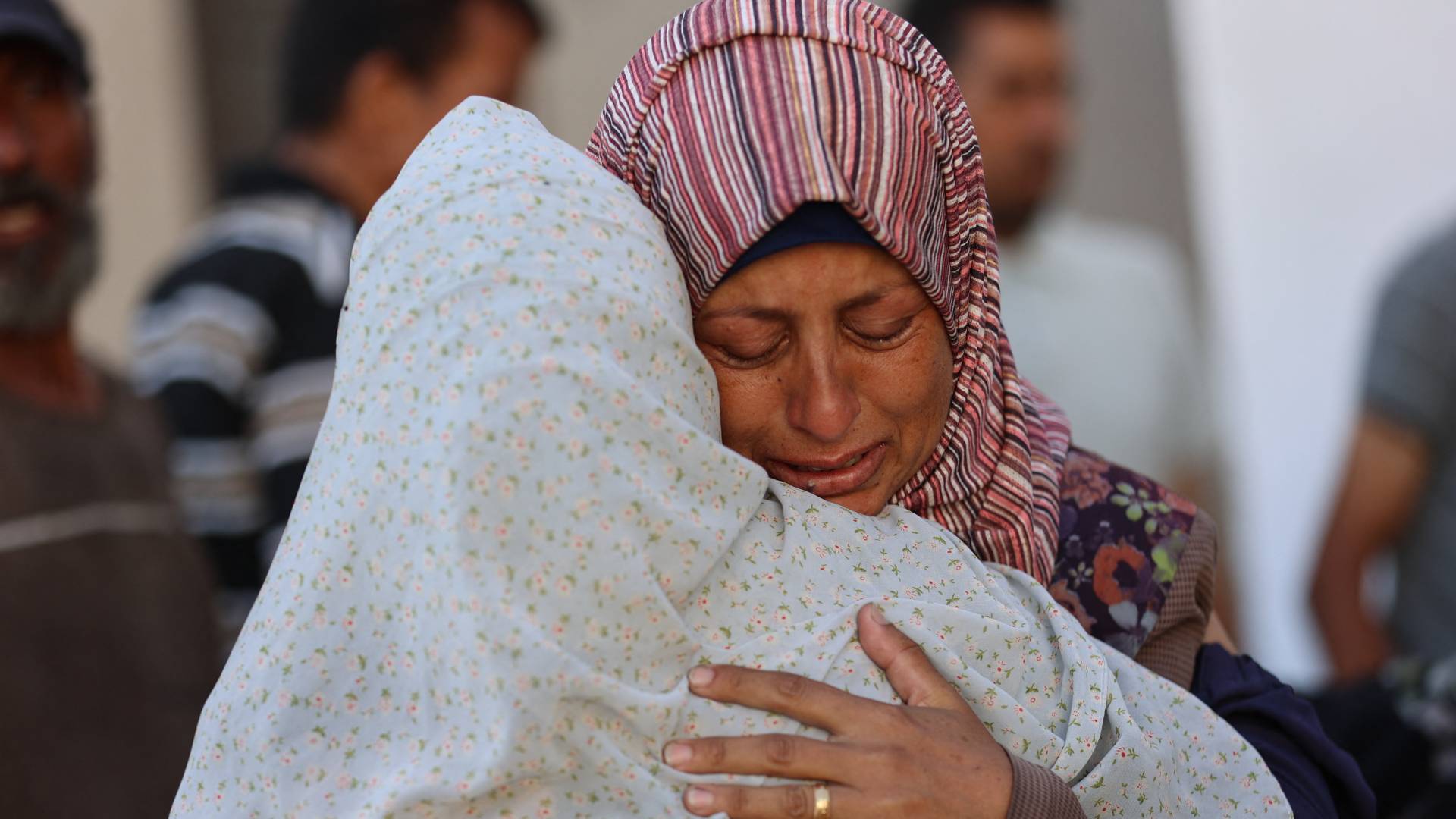 فلسطينية تبكي أحد أفراد عائلتها في غزة