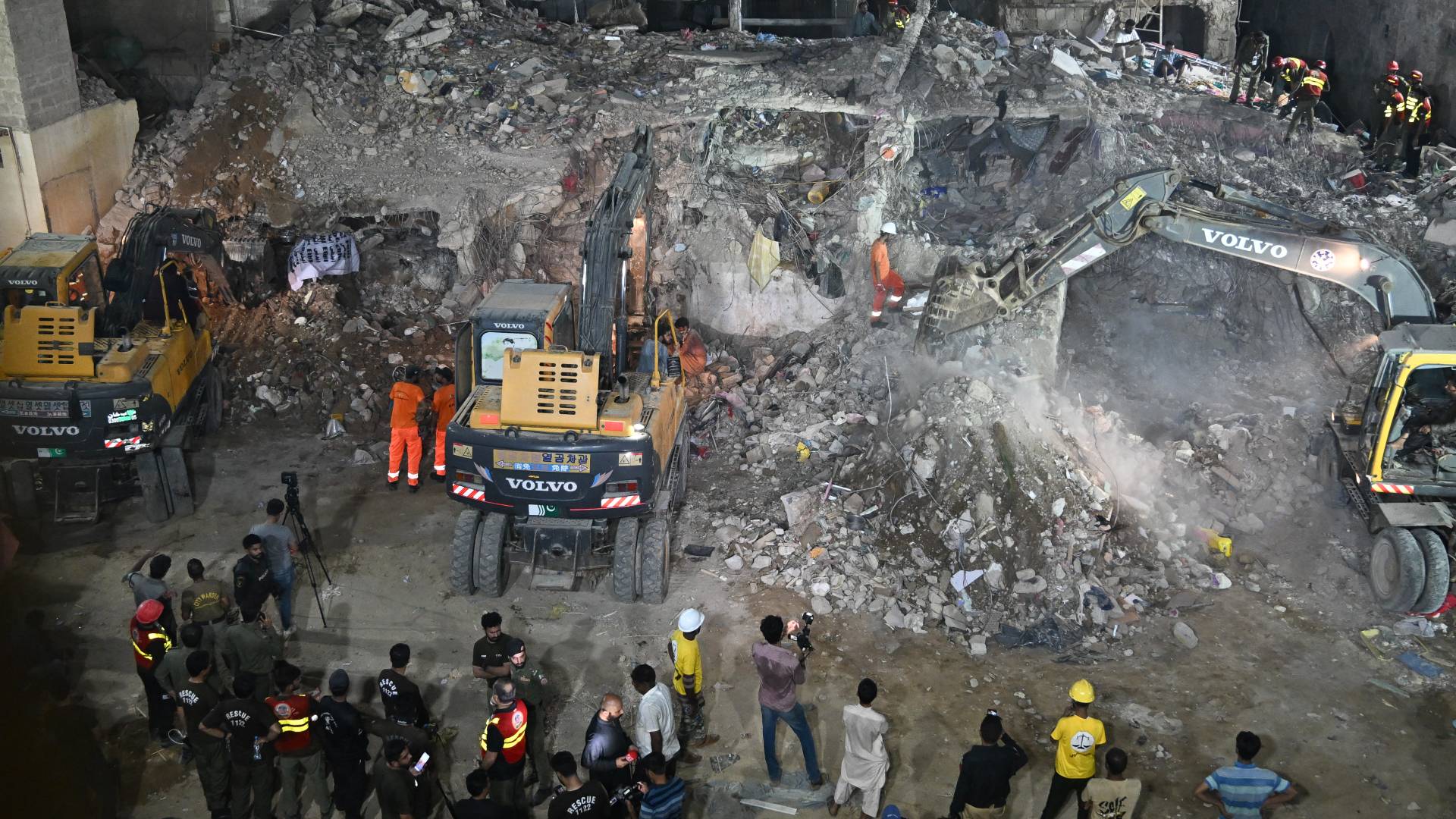 موقع انهيار المبنى في باكستان