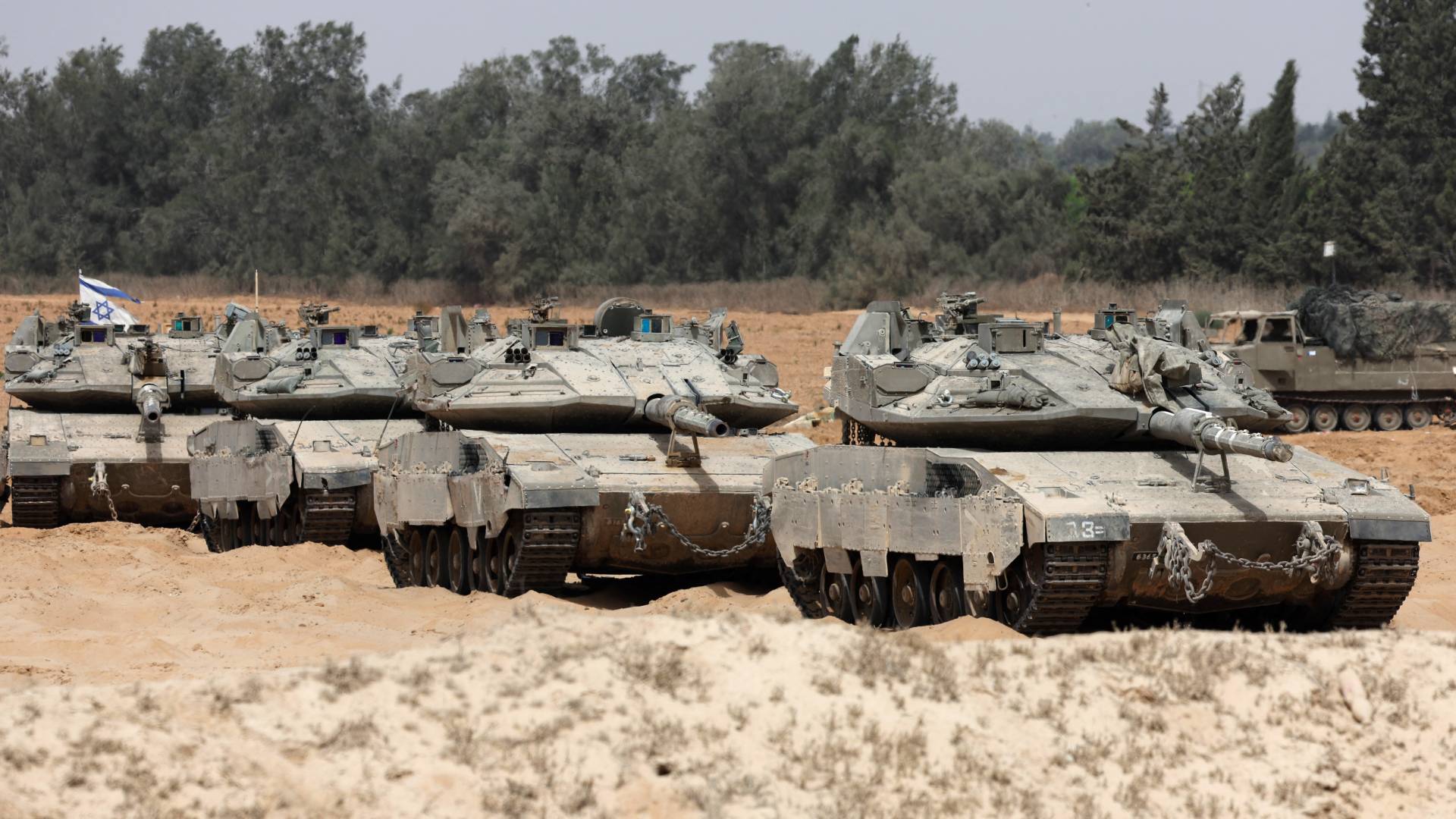 دبابات الاحتلال العسكرية في غلاف غزة