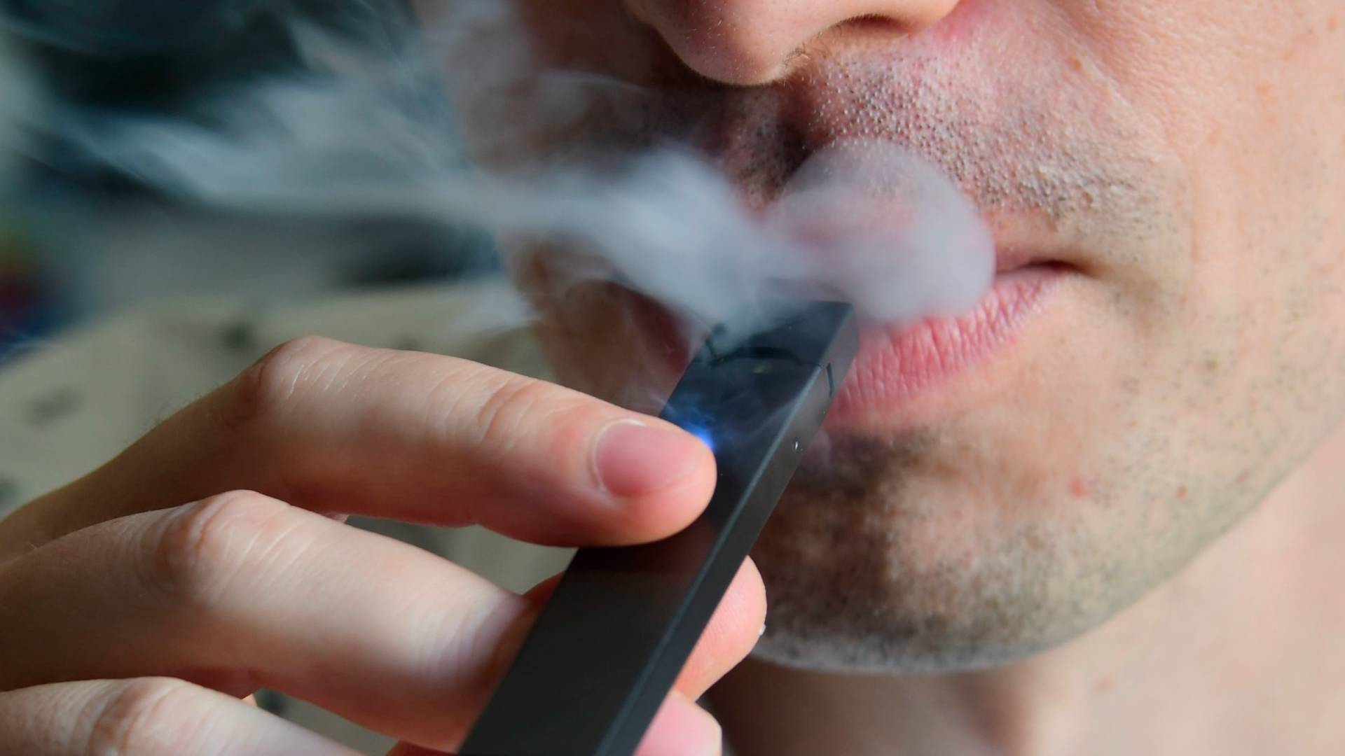 نكهات قاتلة خلف ستار الفواكه.. "الفيب" يغزو المراهقين ويهدد حياة جيلا كاملا