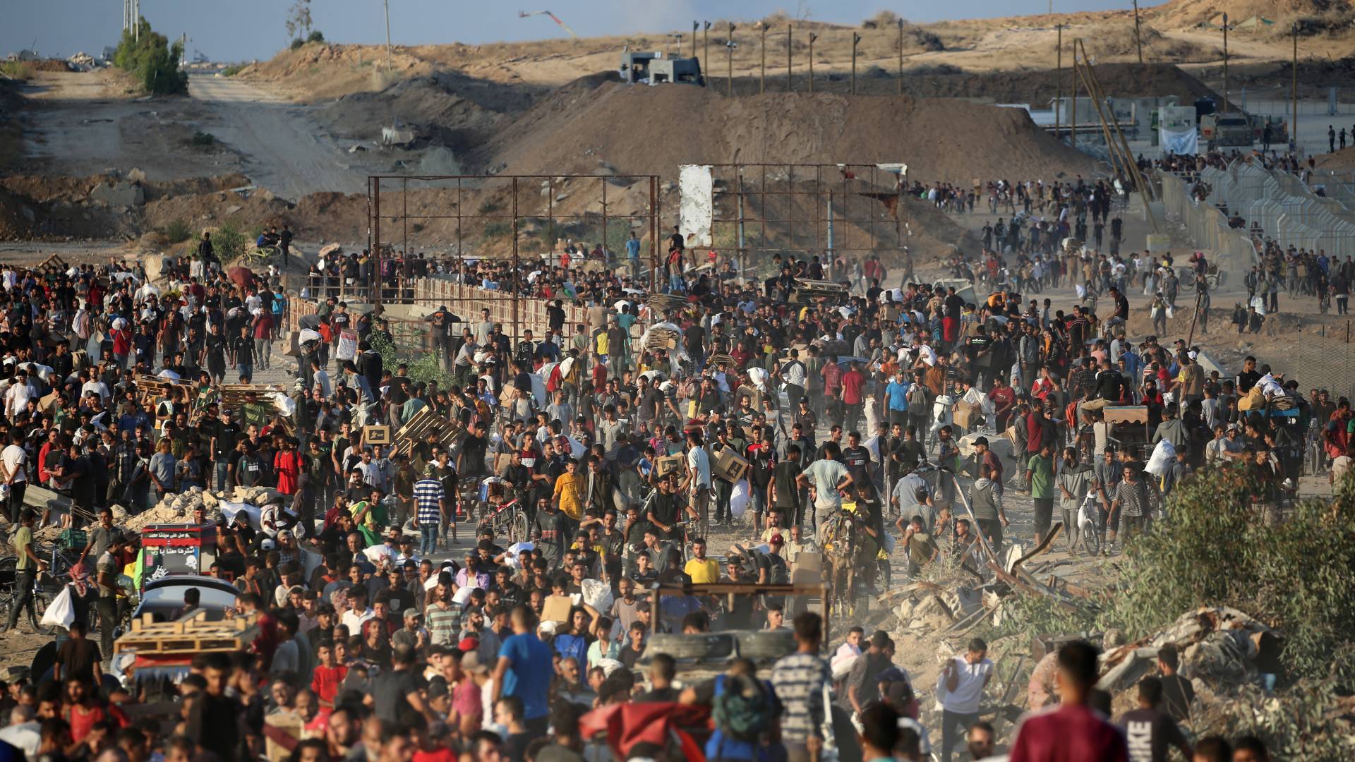 طالبو المساعدات عند نقطة توزيع مساعدات أقامتها مؤسسة غزة الإنسانية قرب مخيم النصيرات وسط قطاع غزة