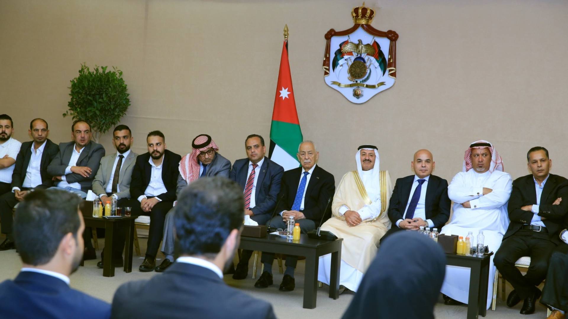 العيسوي يلتقي وفدًا من عشائر الدعجة في الديوان الملكي