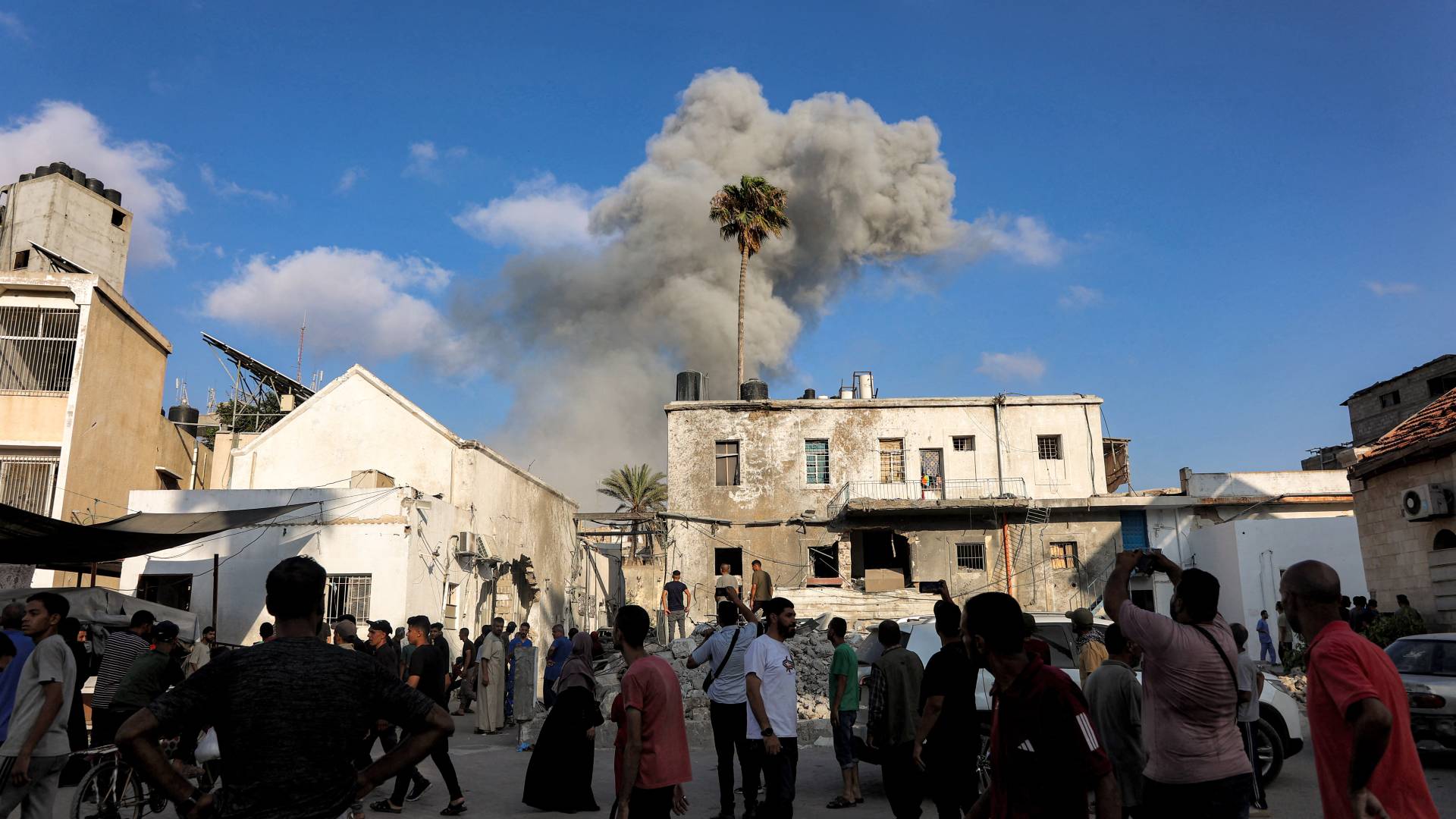 تصاعد الدخان بعد ضربة للاحتلال الإسرائيلي في مدينة غزة وسط القطاع