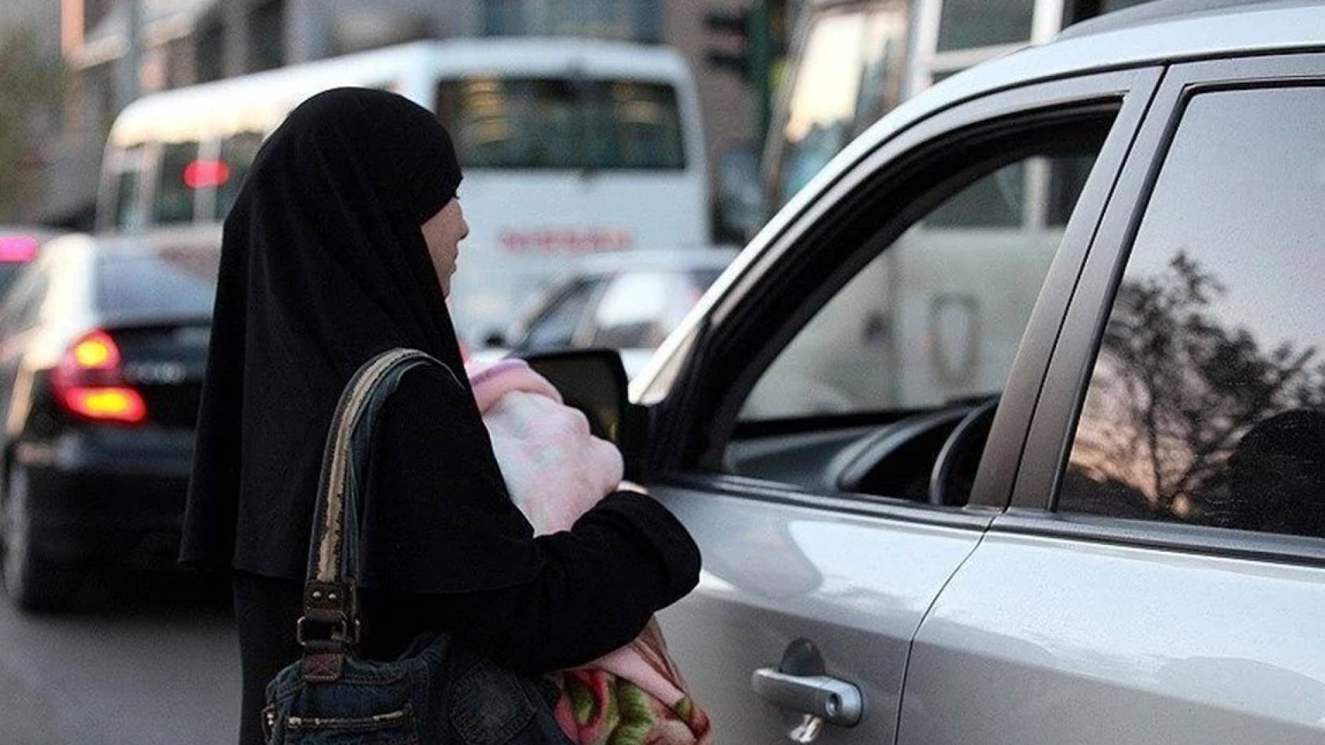 متسولة في أحد الشوارع "تعبيرية"