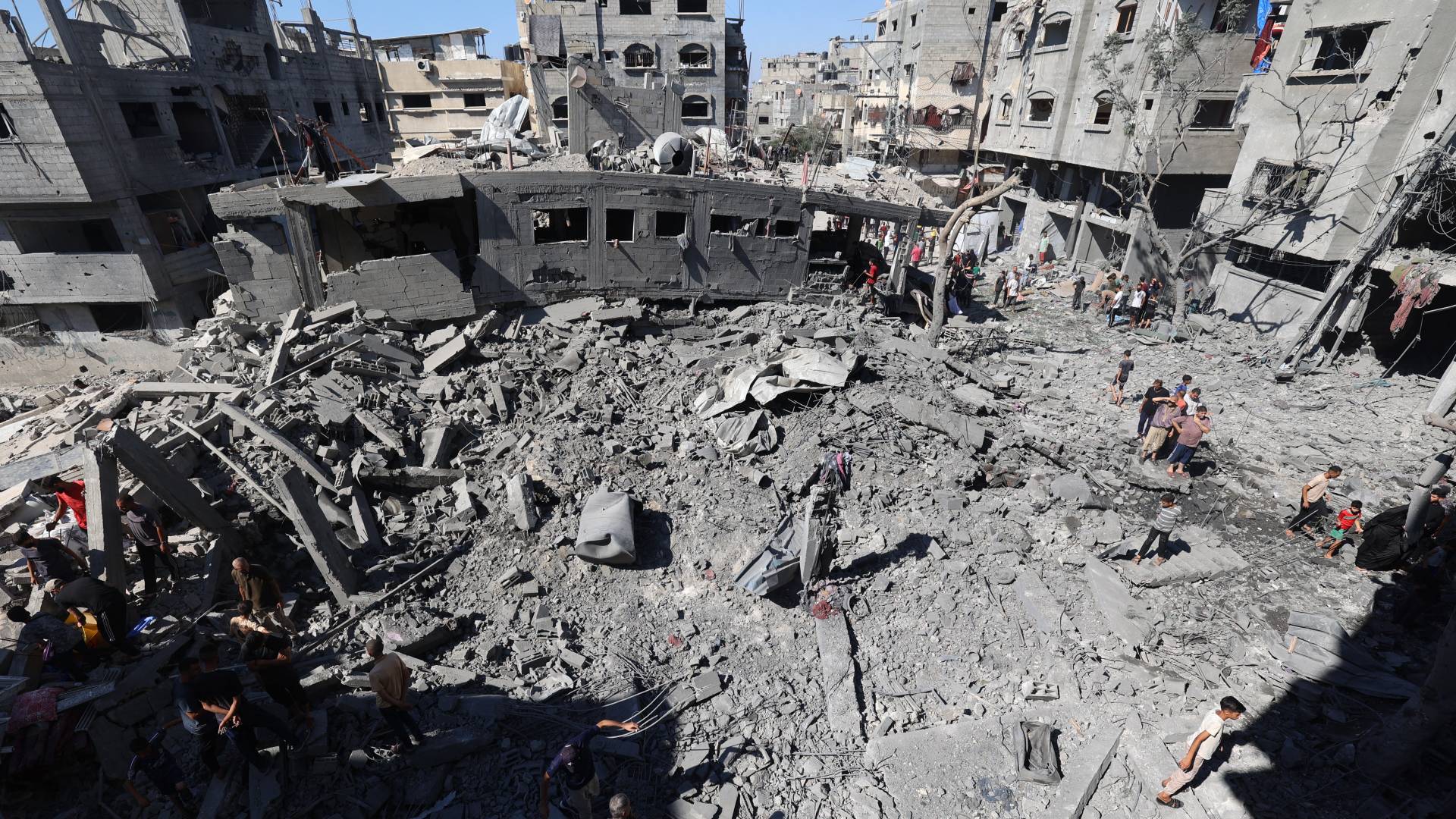 دمار جراء قصف الاحتلال الإسرائيلي على مخيم البريج وسط قطاع غزة