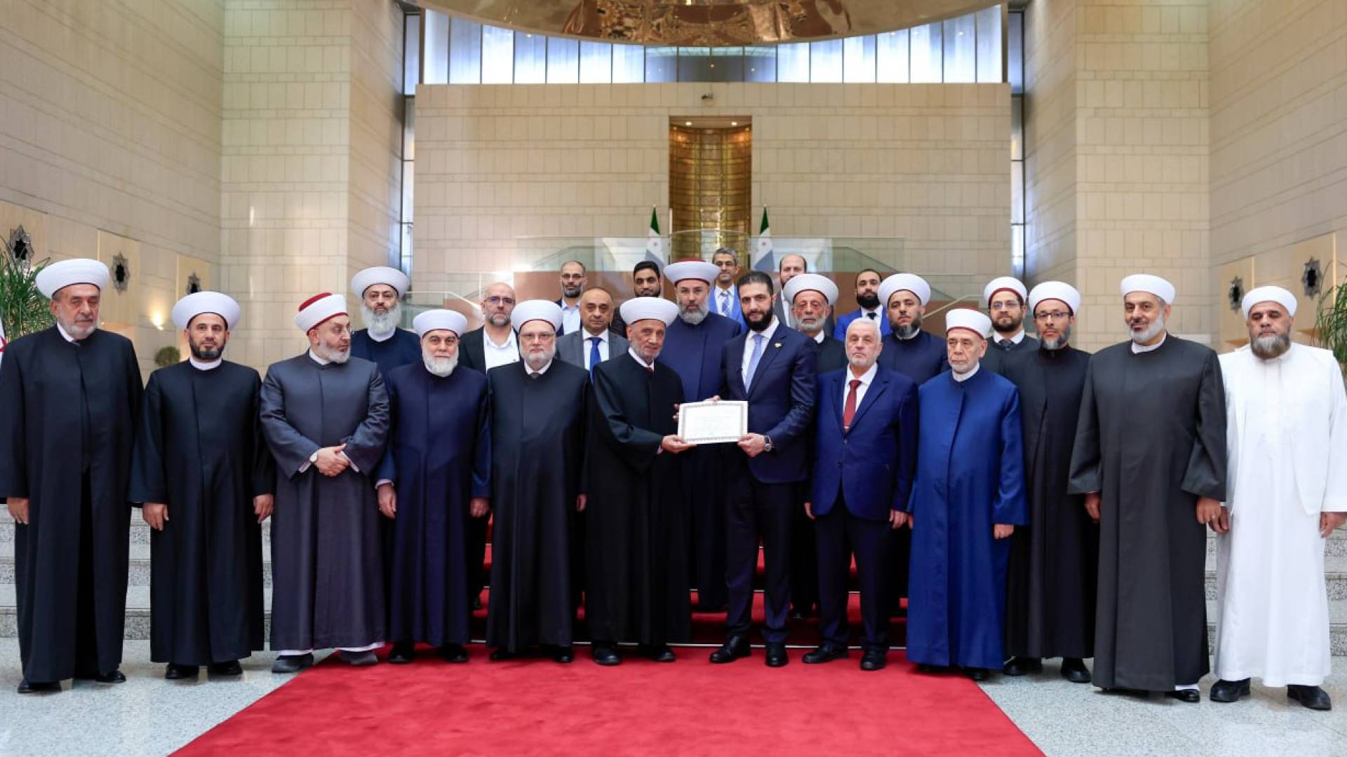 مفتي لبنان يقلد الرئيس السوري أحمد الشرع وسام دار الفتوى المذهب