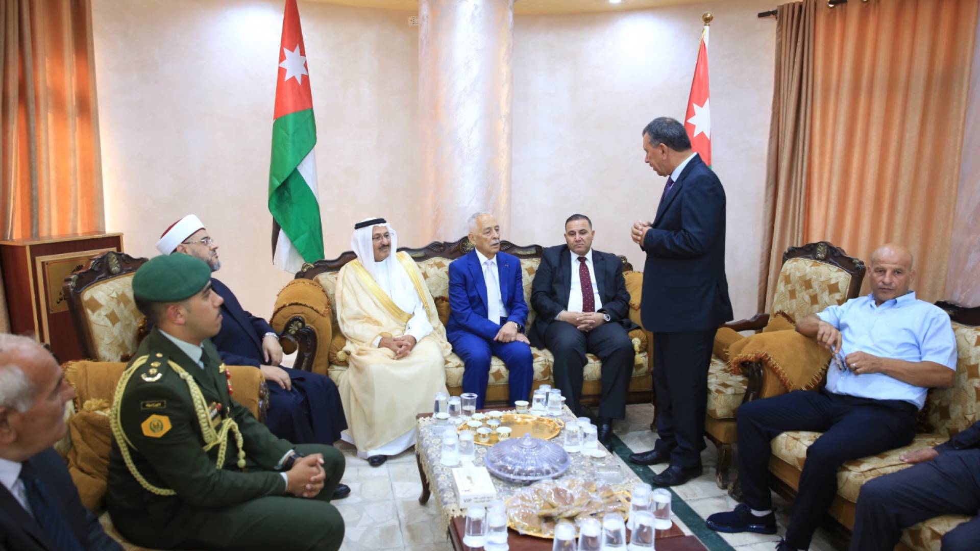 العيسوي ينقل تعازي الملك وولي العهد لعشائر آل عباسي في الزرقاء