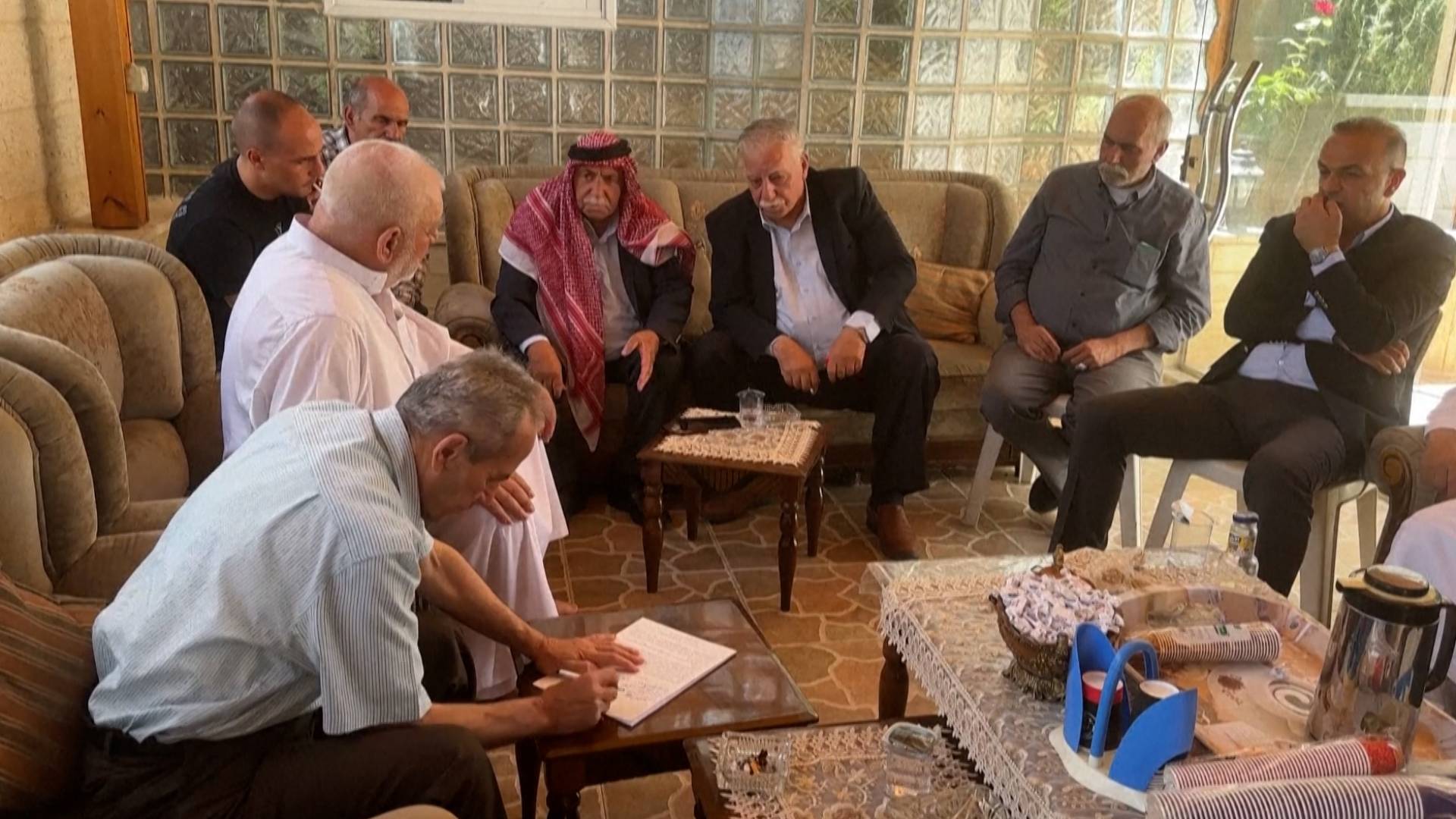 بعد مزاعم الإعلام العبري بشأن تأسيس "إمارة الخليل".. عشيرة الجعبري تصدر بيانا وتتبرأ من صاحب المبادرة