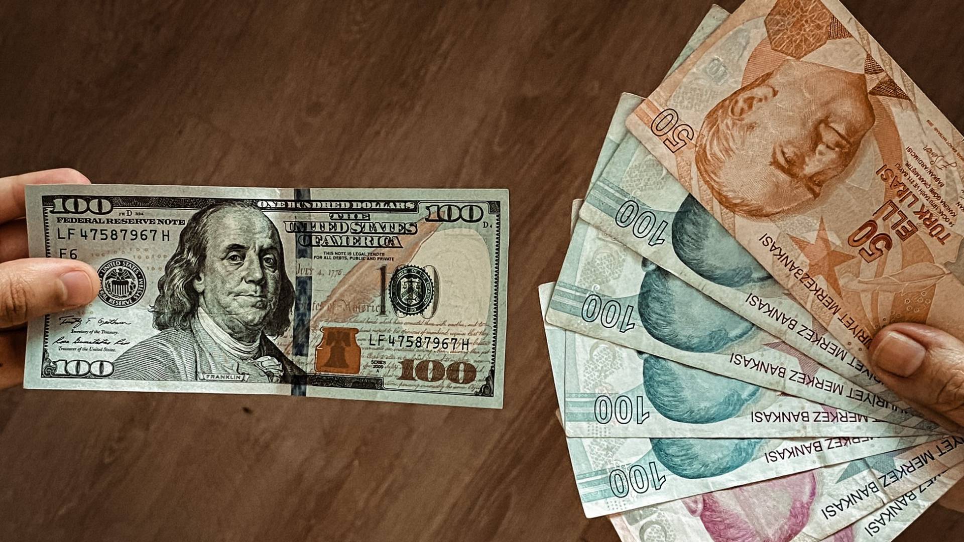 تصعيد سياسي يهوي بالليرة التركية إلى مستوى تاريخي جديد فوق 40 للدولار