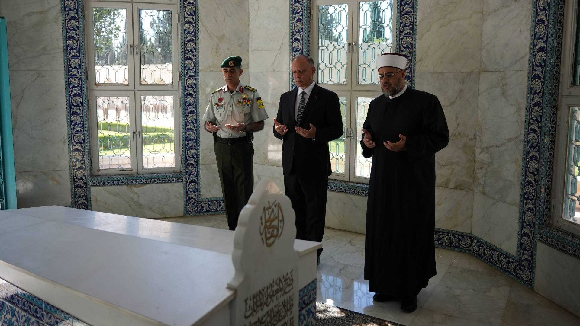 نائب الملك يزور ضريح الملك طلال بن عبدالله