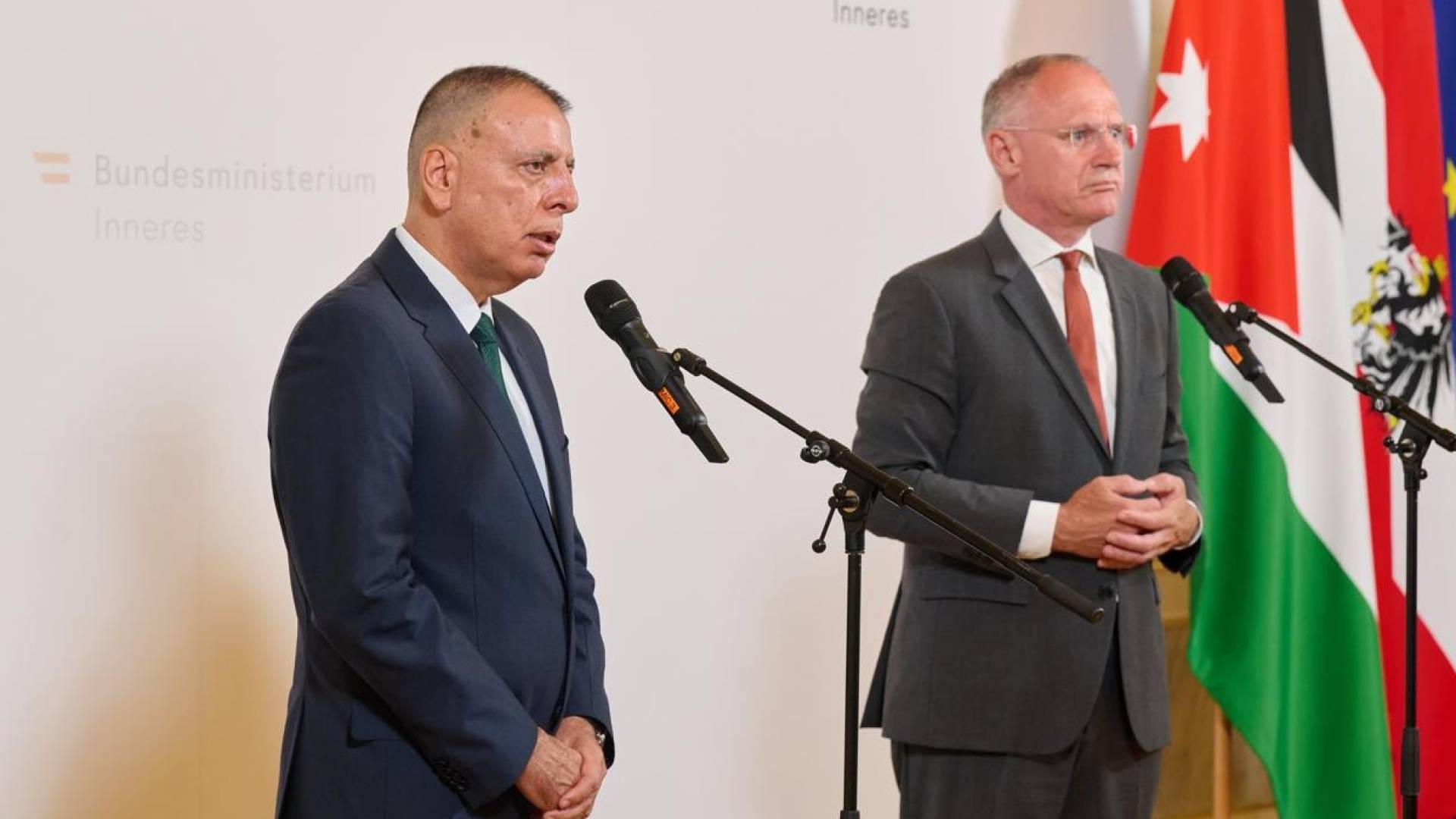 وزير الداخلية يؤكد لنظيره النمساوي