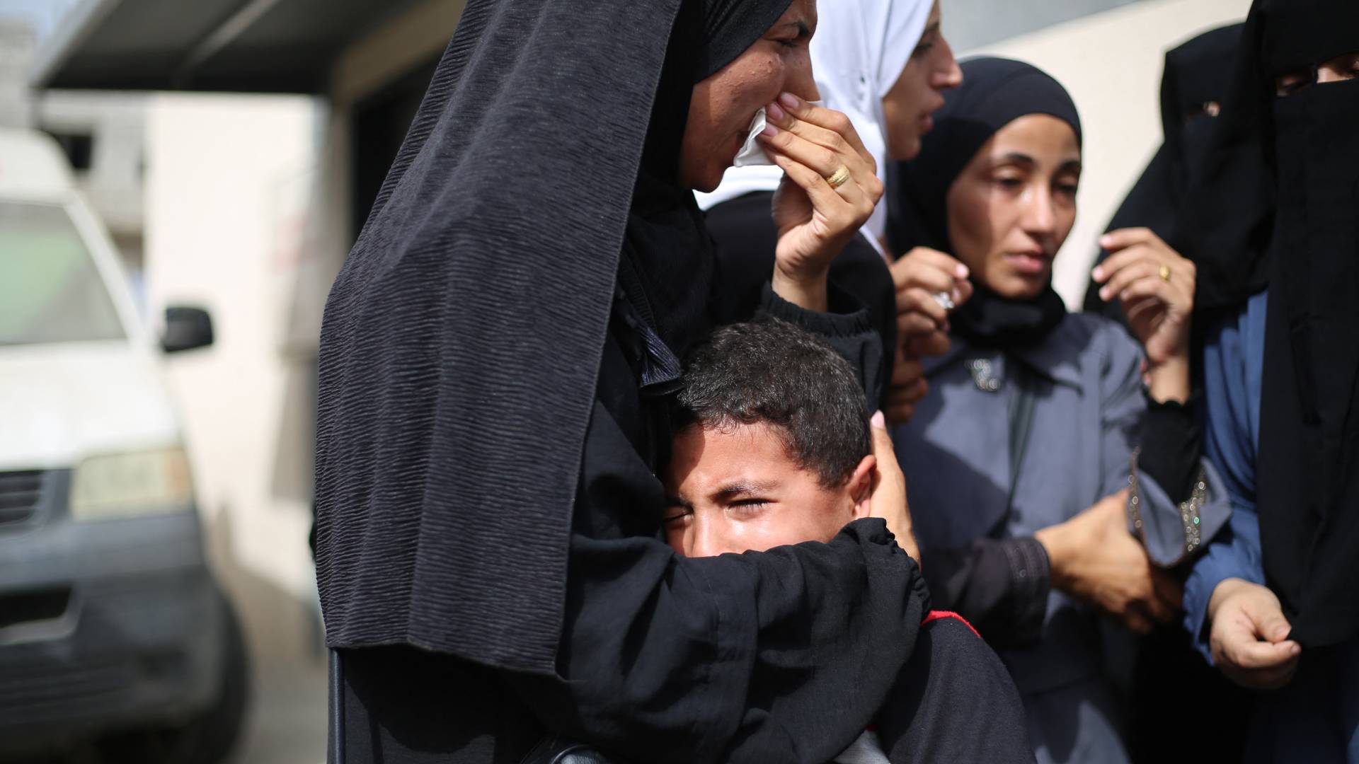 فلسطينيون في مستشفى شهداء الأقصى في دير البلح وسط قطاع غزة