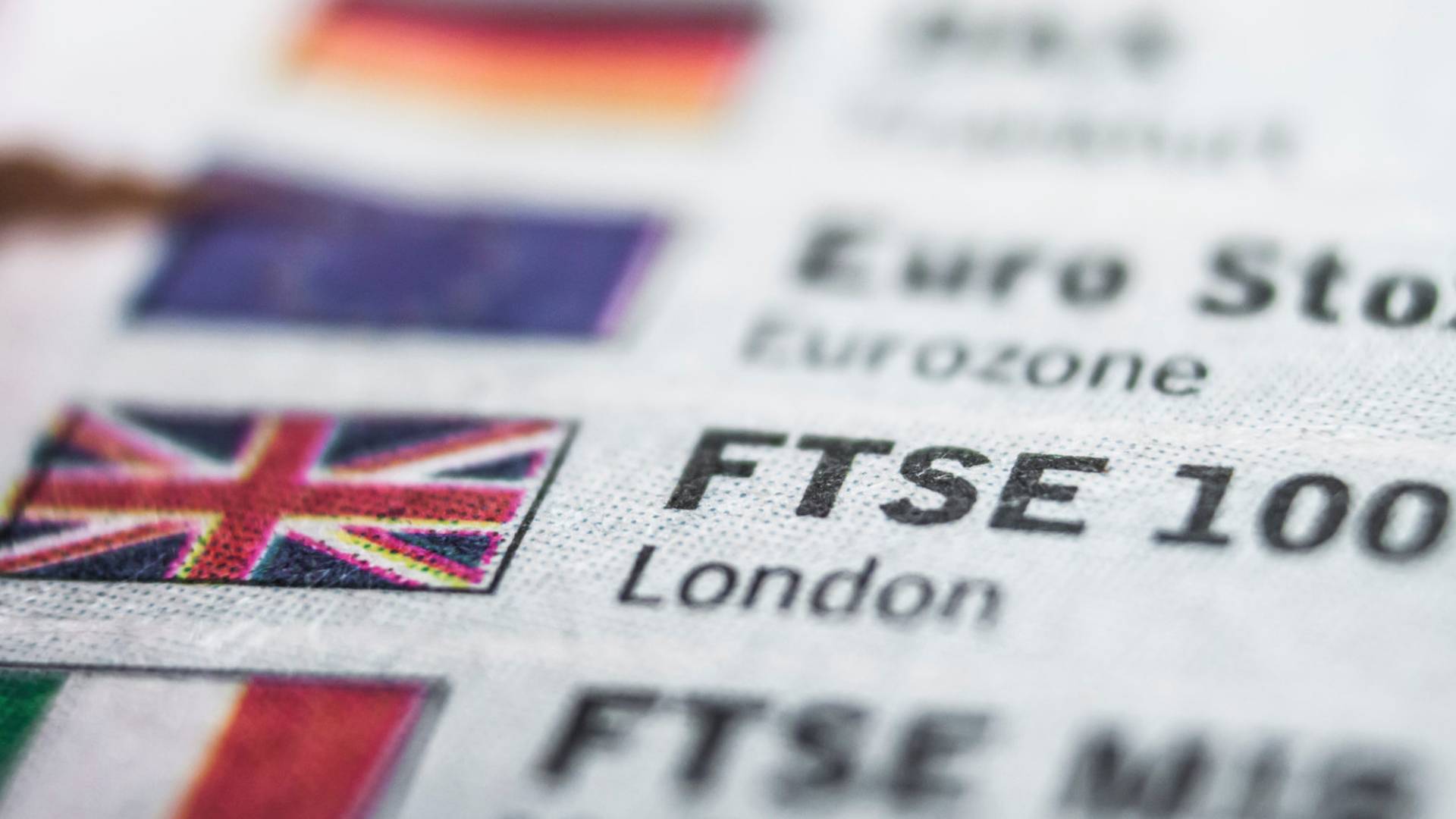 استقرار مؤشر "فوتسي 100" وسط ترقب المستثمرين للسياسات الجمركية الأمريكية