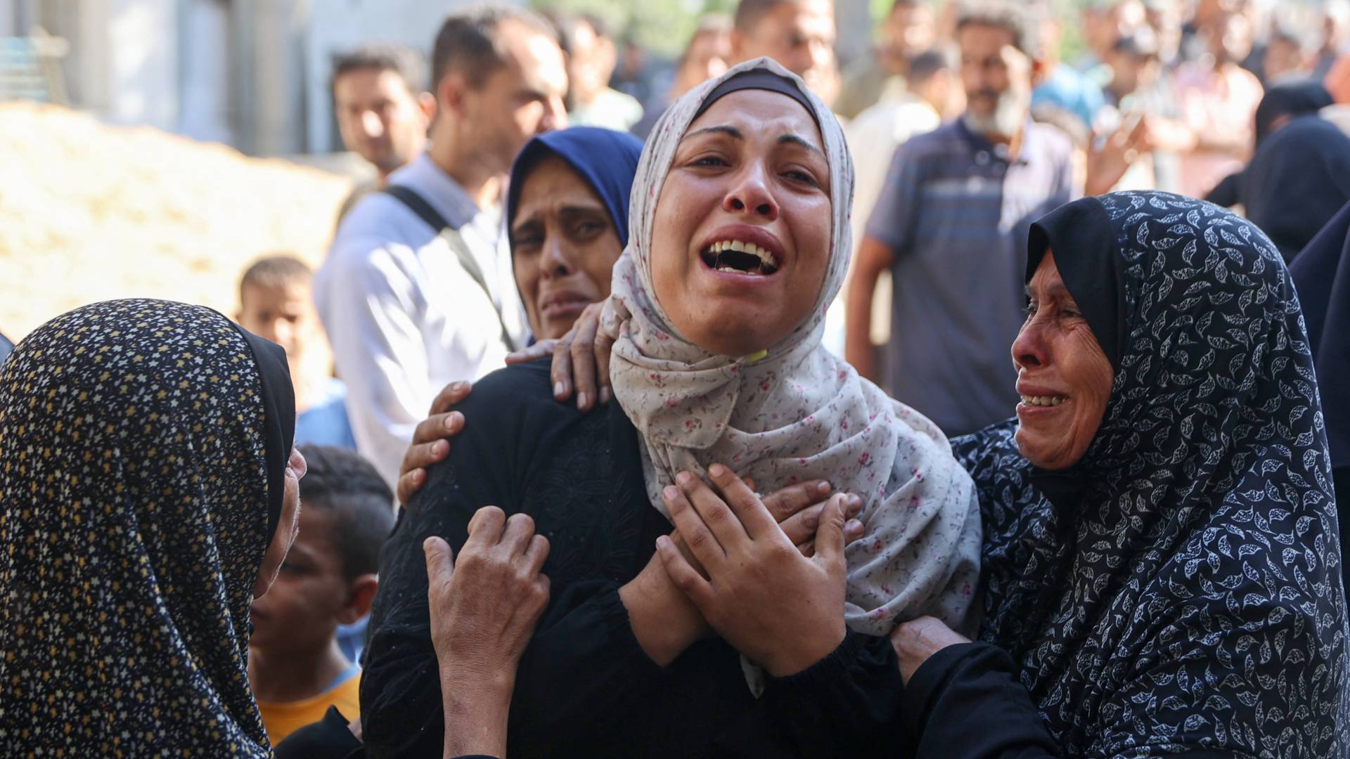 سيدات فلسطينيات ينعين أحد أقاربهن الشهيد في غارة للاحتلال بمستشفى الشفاء في غزة