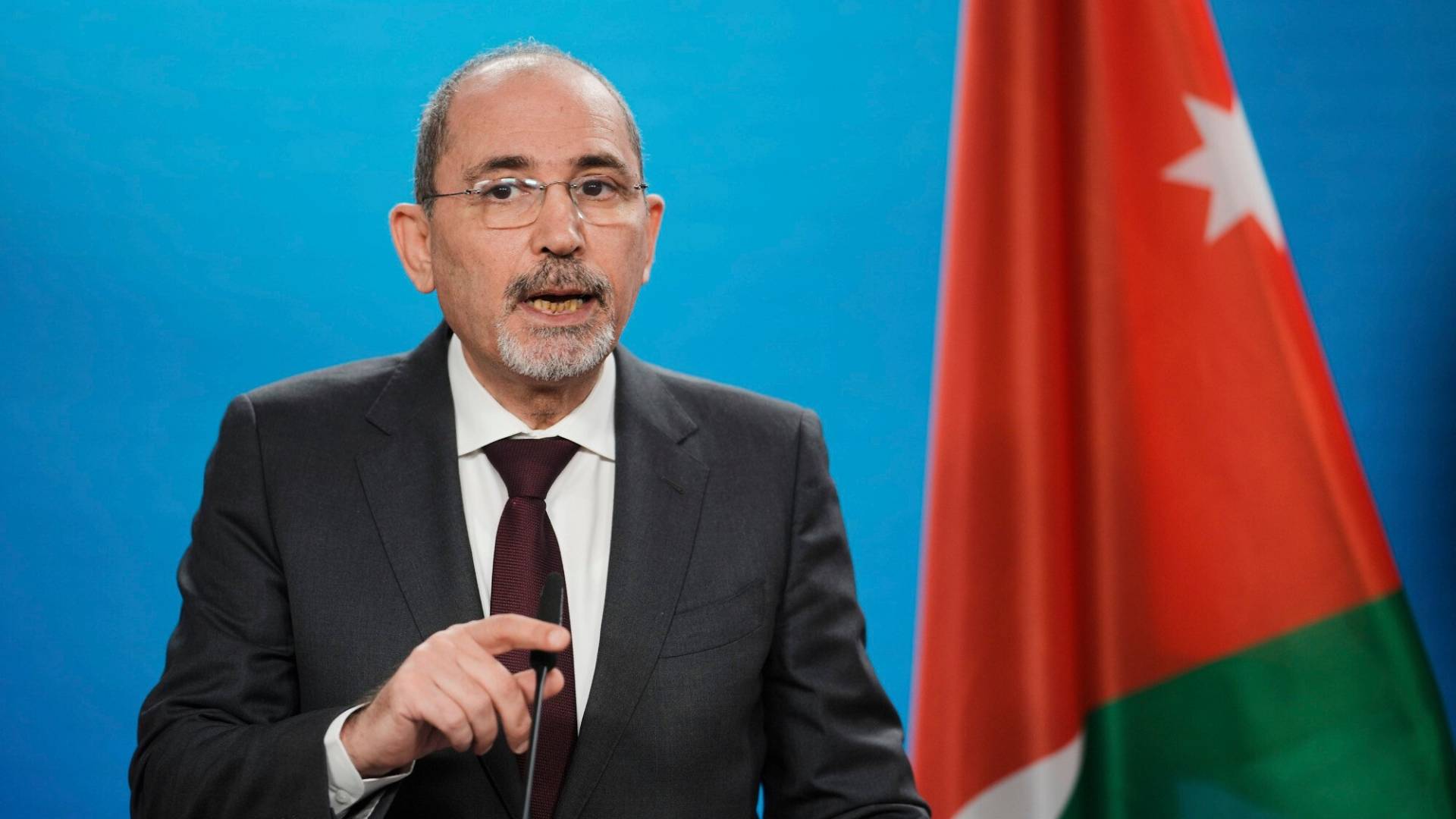 الصفدي ونظيره الأرميني يؤكدان ضرورة إنهاء الكارثة الإنسانية في غزة