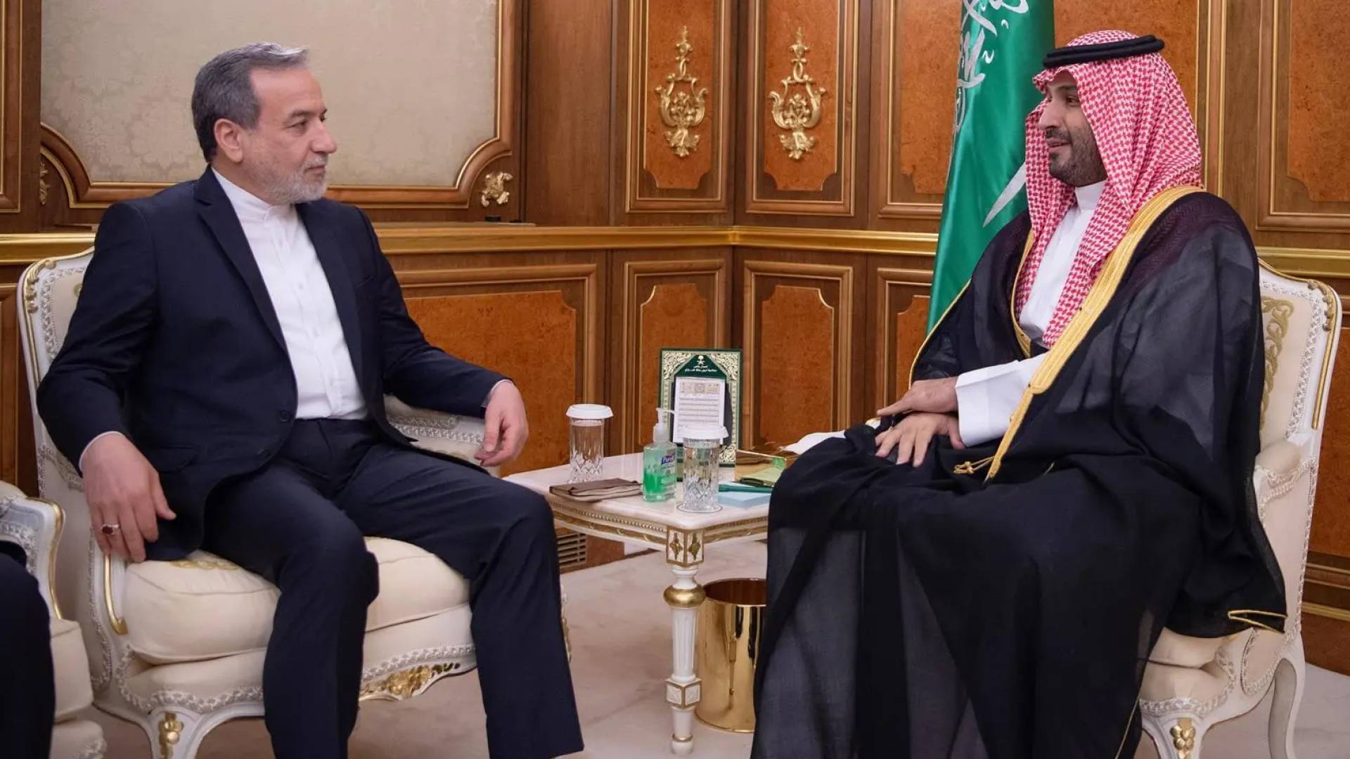 ولي العهد السعودي محمد بن سلمان ووزير الخارجية الإيراني عباس عراقجي