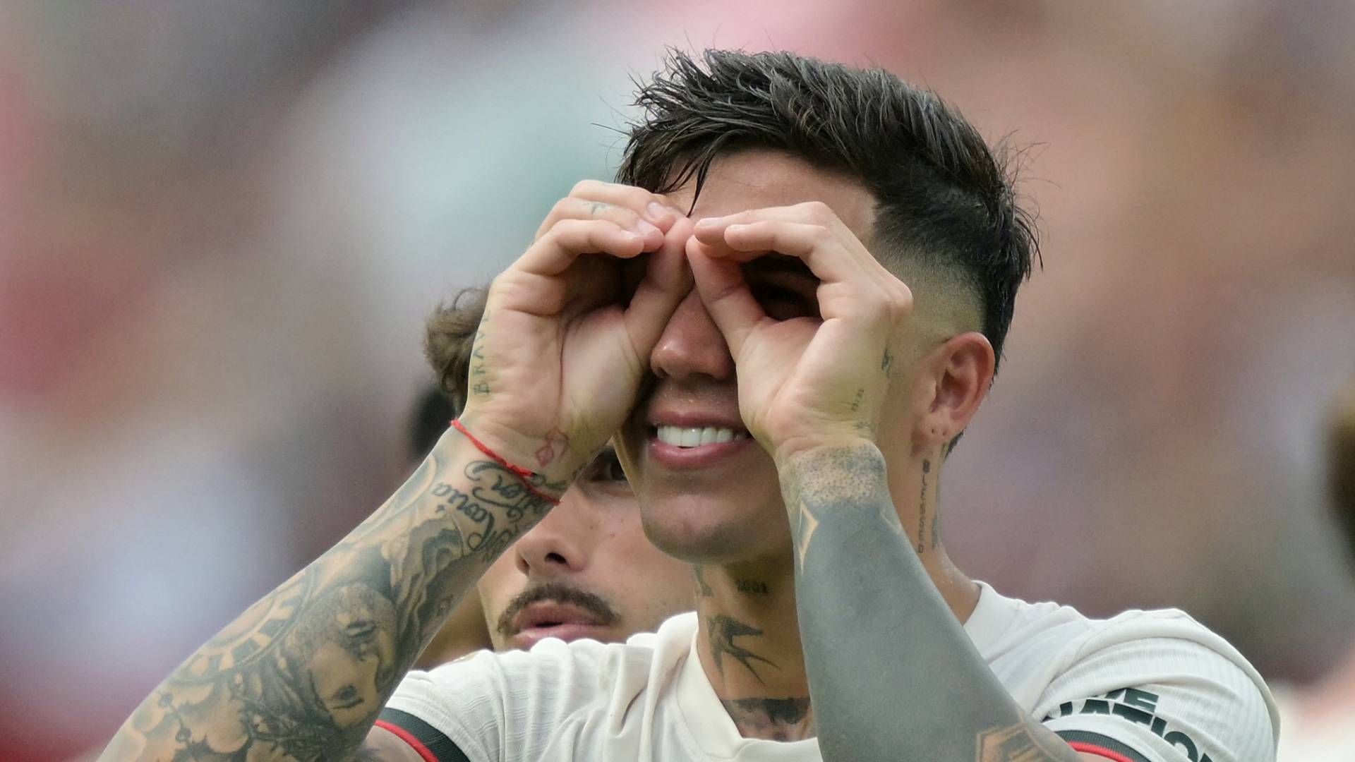 لاعب تشيلسي انزو فيرنانديز يحتفل بالفوز