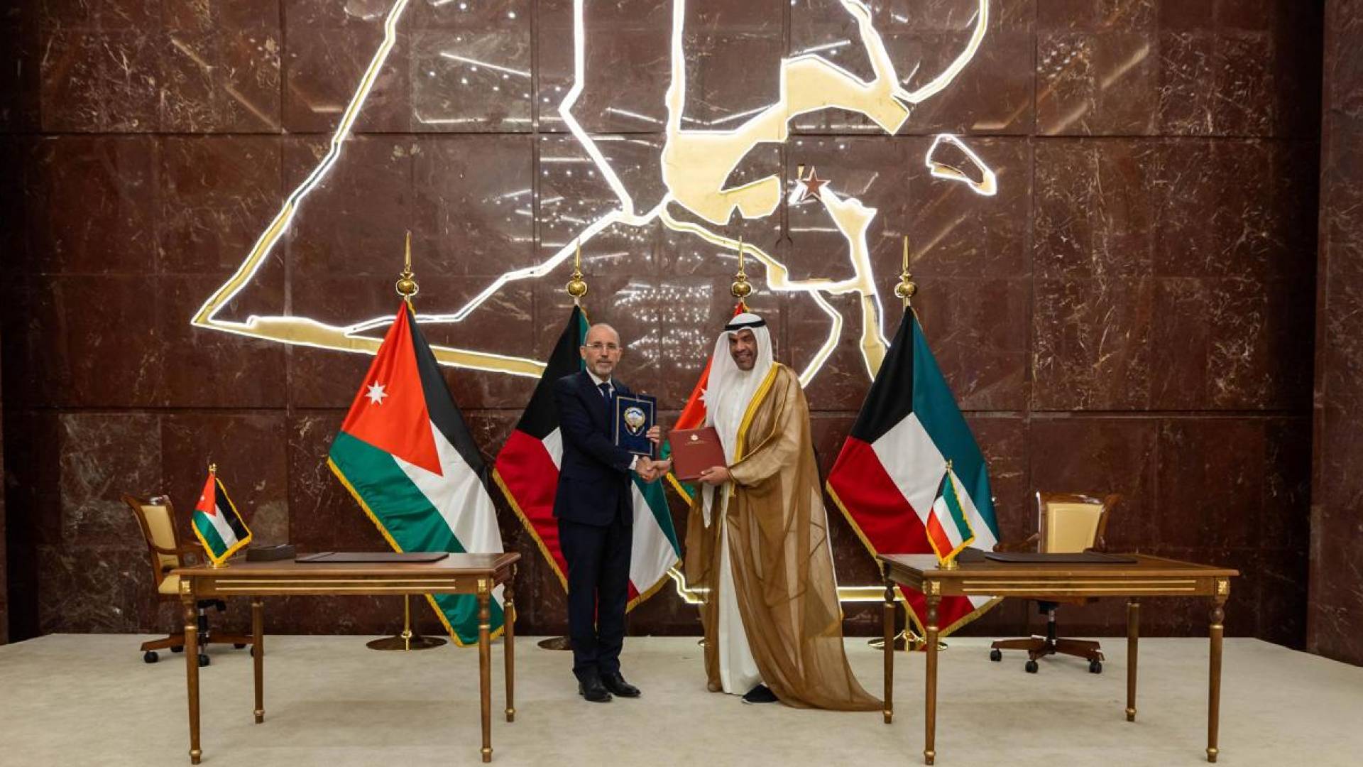 الصفدي ونظيره الكويتي يوقعان ستة اتفاقيات تعاون