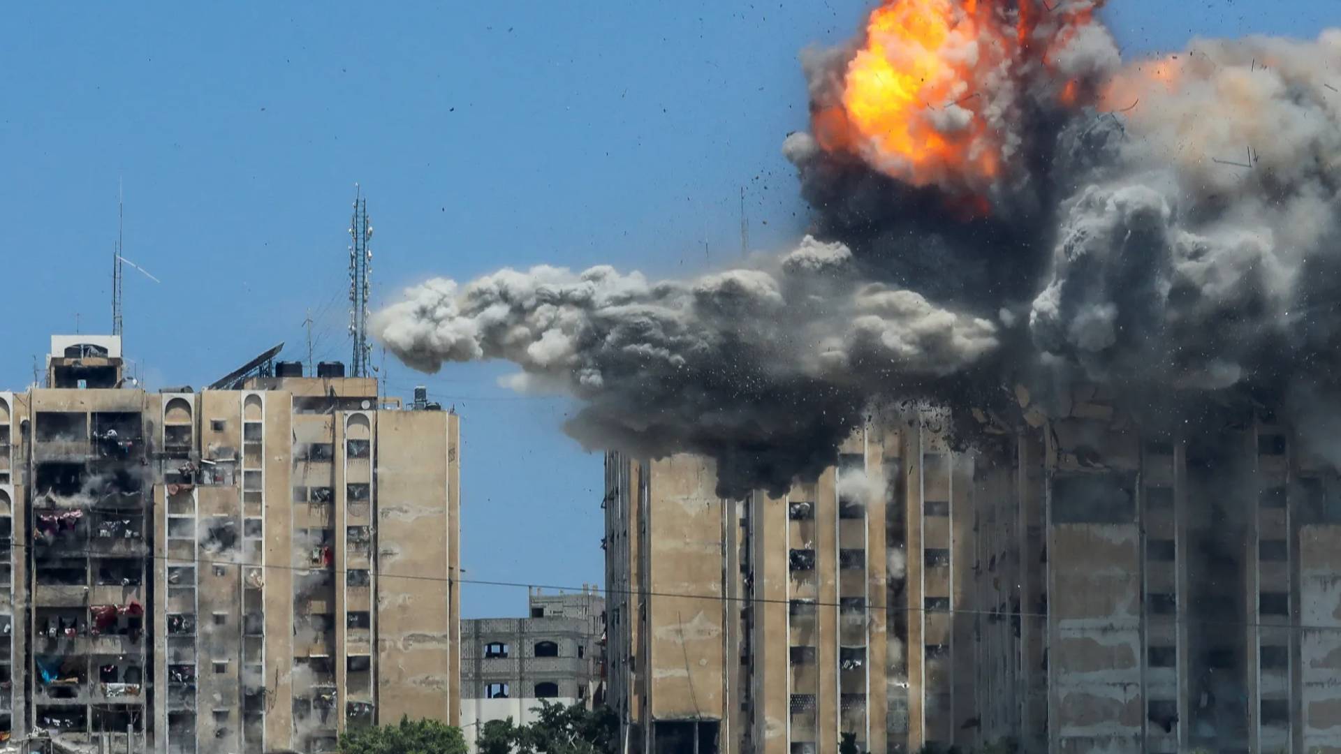 الاحتلال يستهدف مبنى سكني في النصيرات وسط قطاع غزة