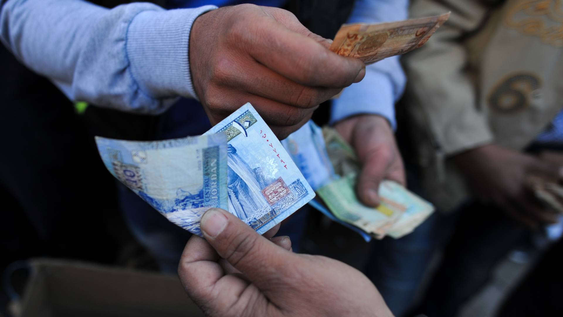 صورة تعبر عن جمع تبرعات