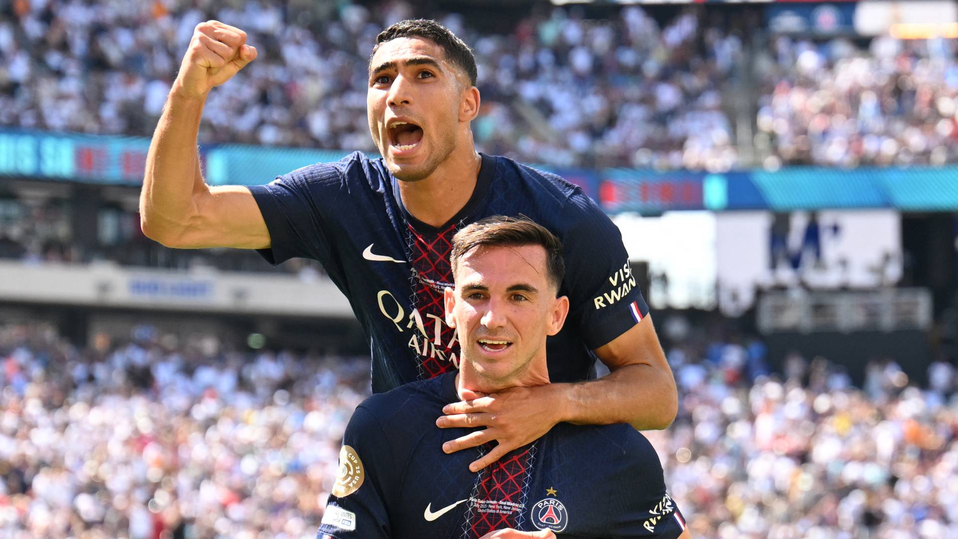 لاعبي باريس سان جيرمان يحتفلون بالفوز