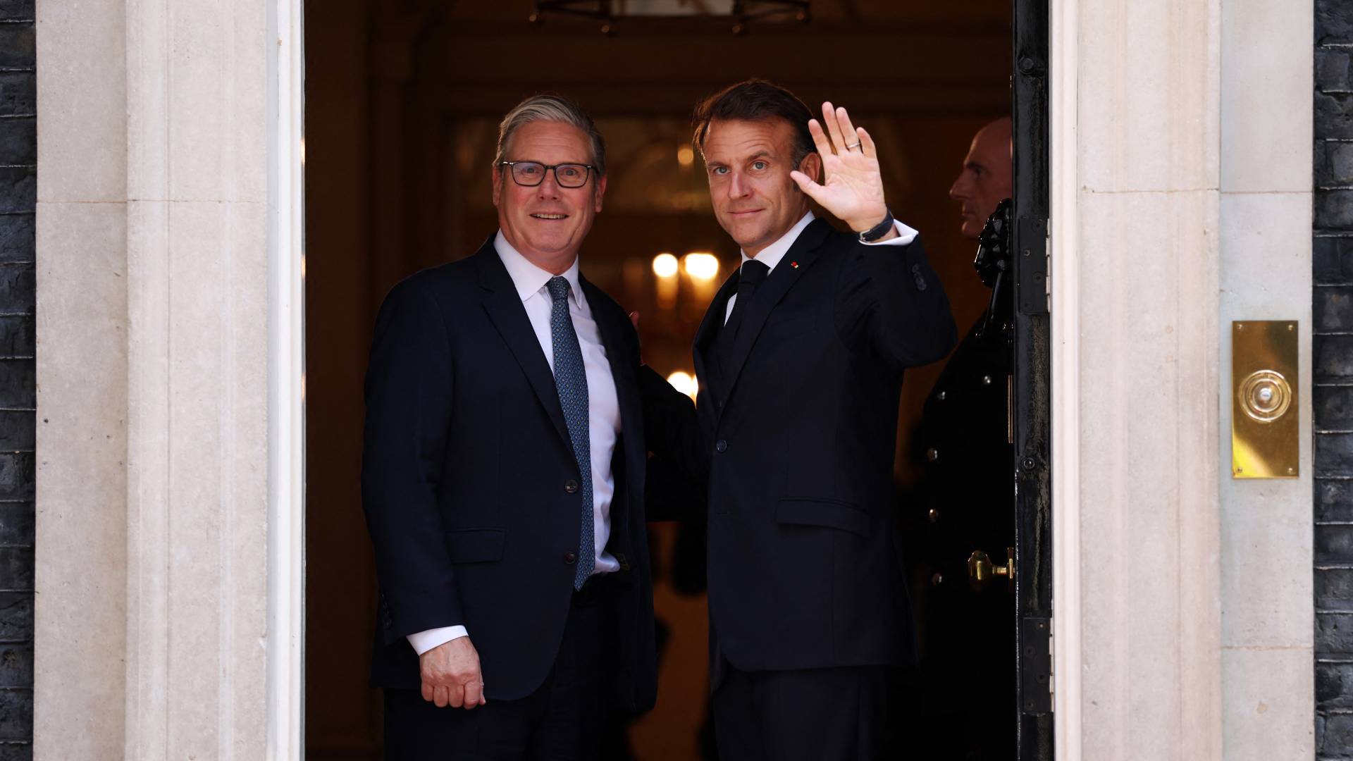 الرئيس الفرنسي إيمانويل ماكرون، ورئيس الوزراء البريطاني كير ستارمر
