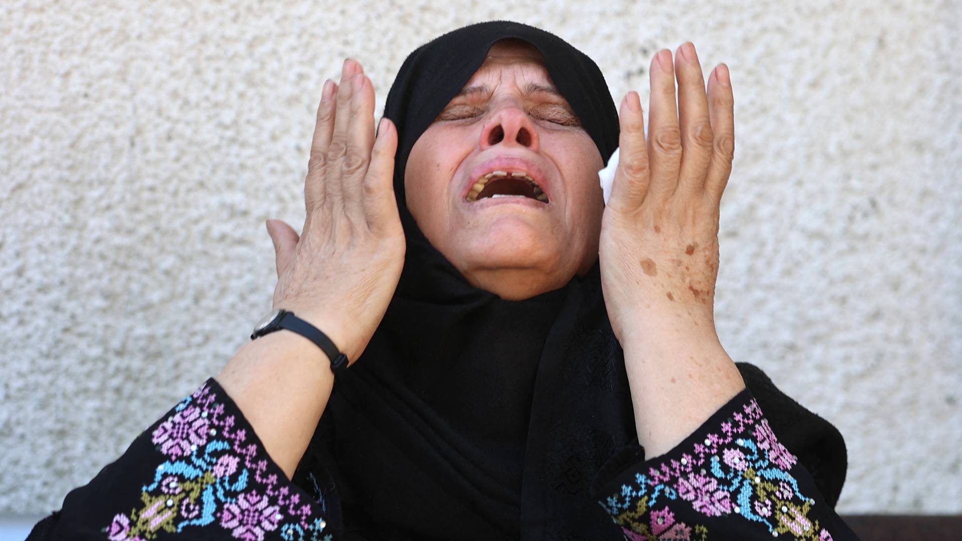 فلسطينية تبكي أحد أفارد عائلتها في قطاع غزة