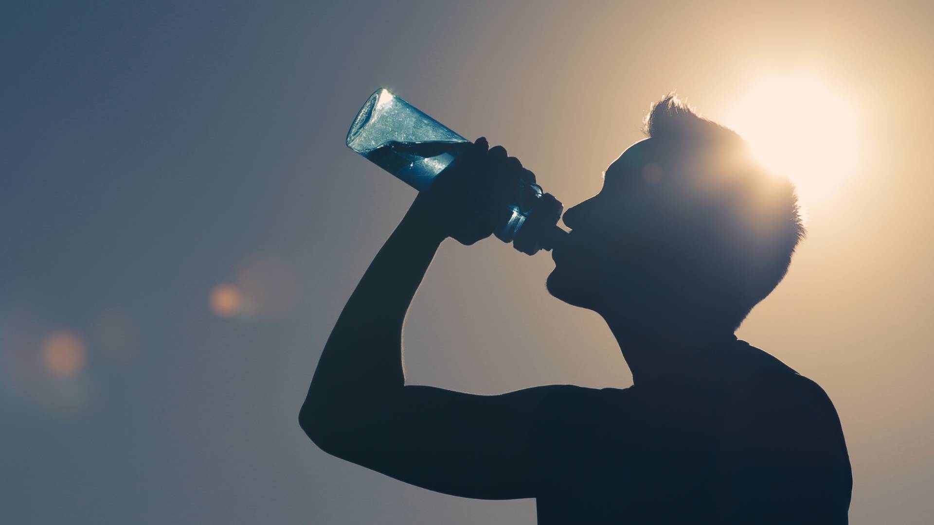 شخص يشرب مياه في الأجواء الحارة