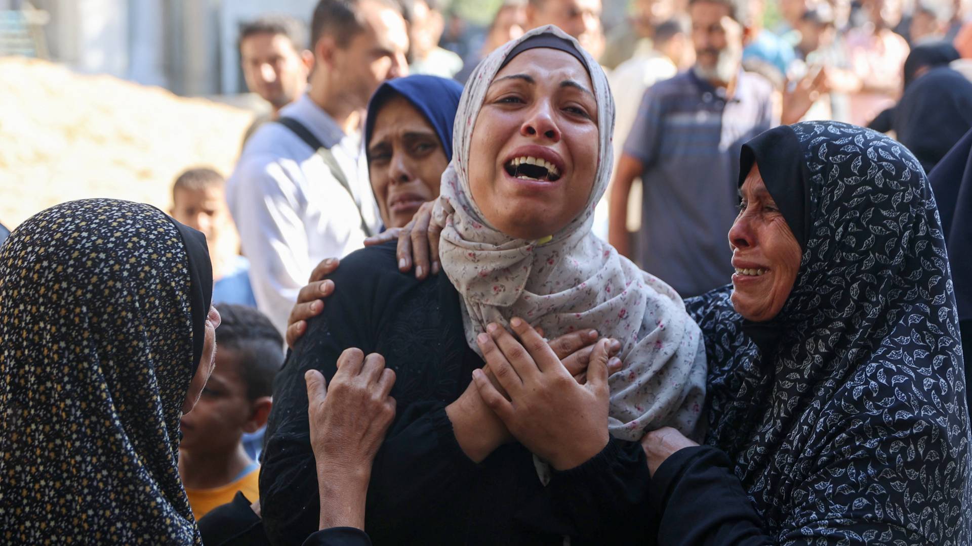 نساء غزة يبكين بسبب الأوضاع في غزة