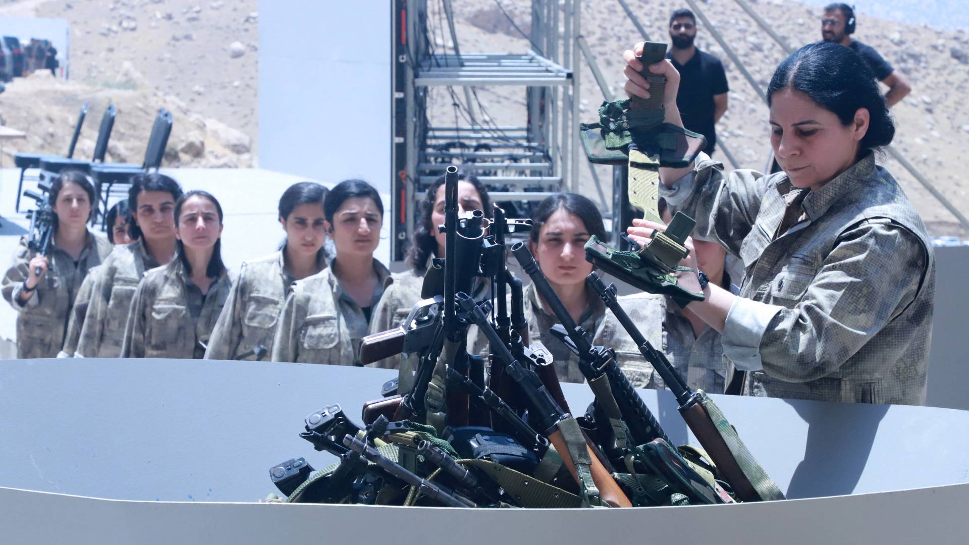 عناصر من حزب العمال الكردستاني يسلمون أسلحتهم في السليمانية بمنطقة كردستان العراقية