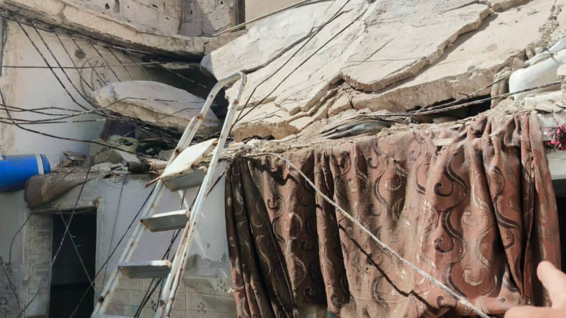 انهيار سقف منزل في مخيم الزرقاء